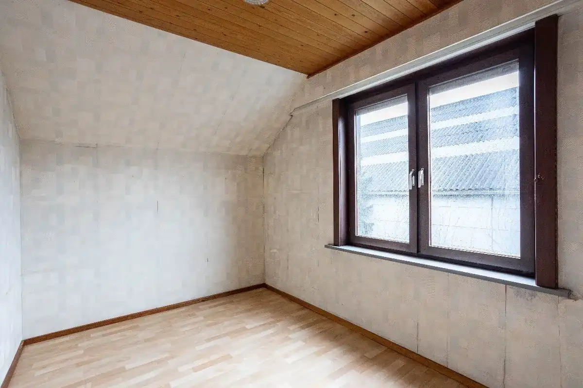 Karaktervolle deels te renoveren woning met veel potentie foto 12