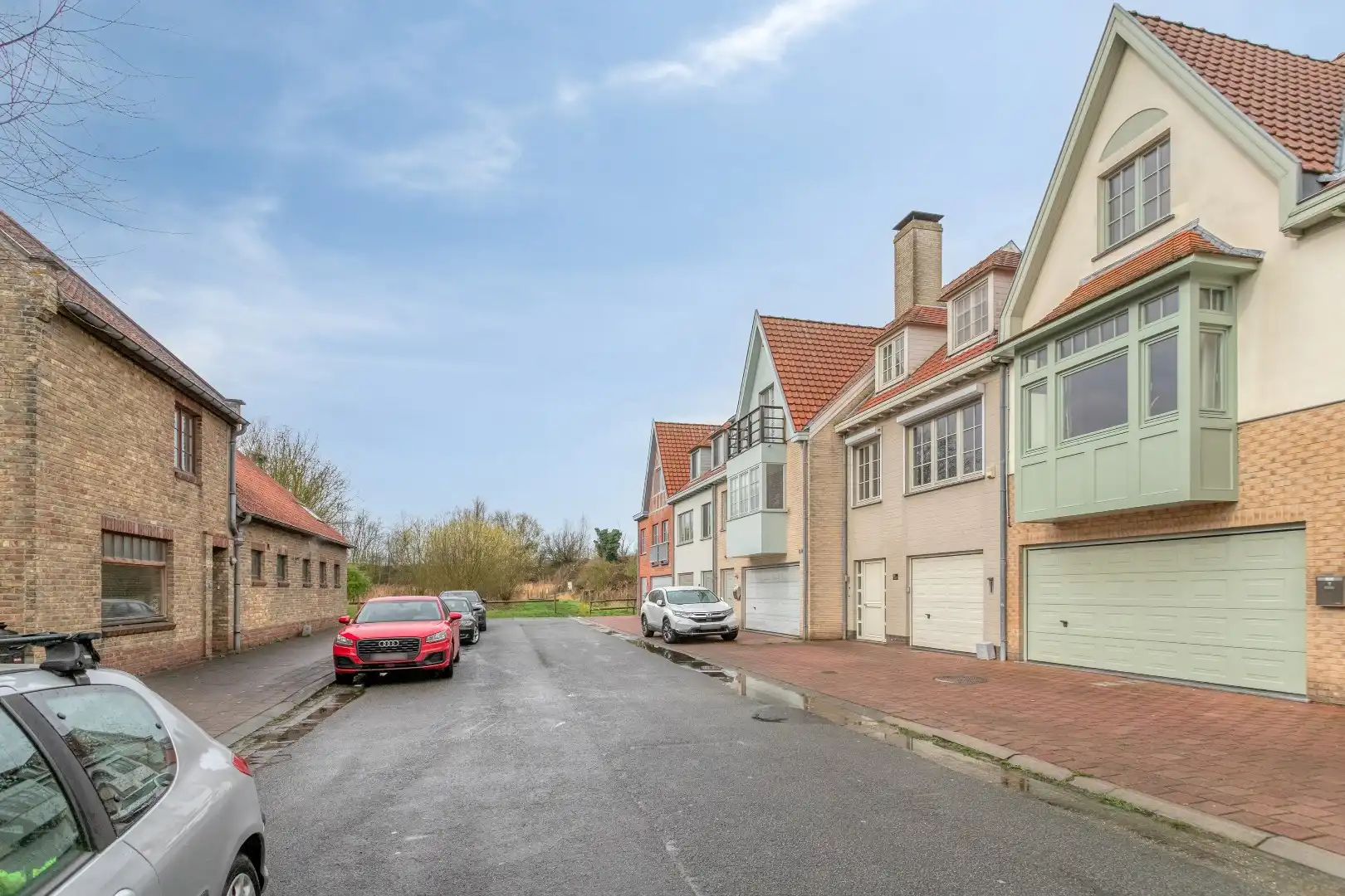 Rustig gelegen gezinswoning met zicht op natuurgebied, tuin en garage voor 2 wagens. foto 3