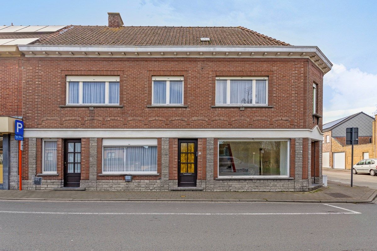 Handelswoonst met 4 slaapkamers en 3 garages! foto 1