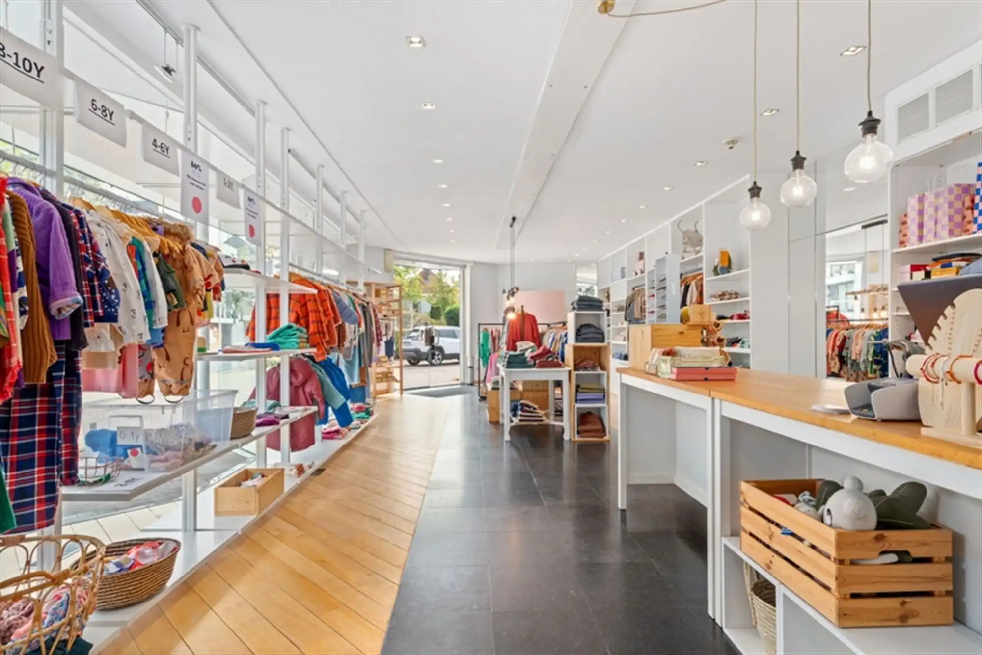 Handelspand met ruime privé parking in centrum Evergem foto 4