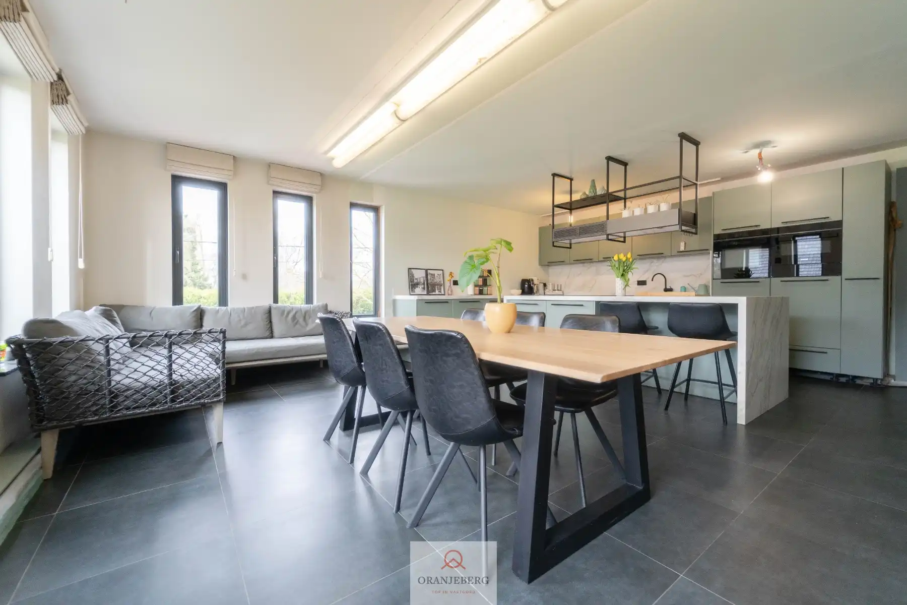 Magazijn met kantoor en woonst foto 6