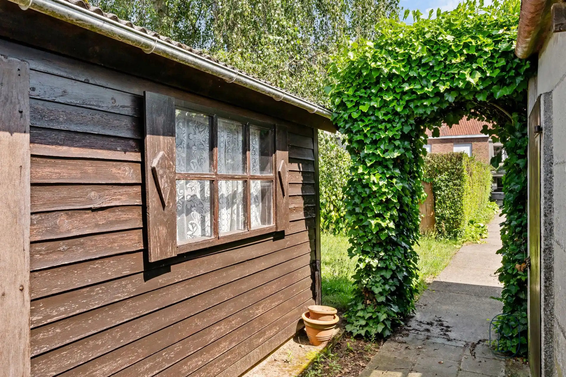 Goedgelegen woning met grote zongerichte tuin en garage foto 21