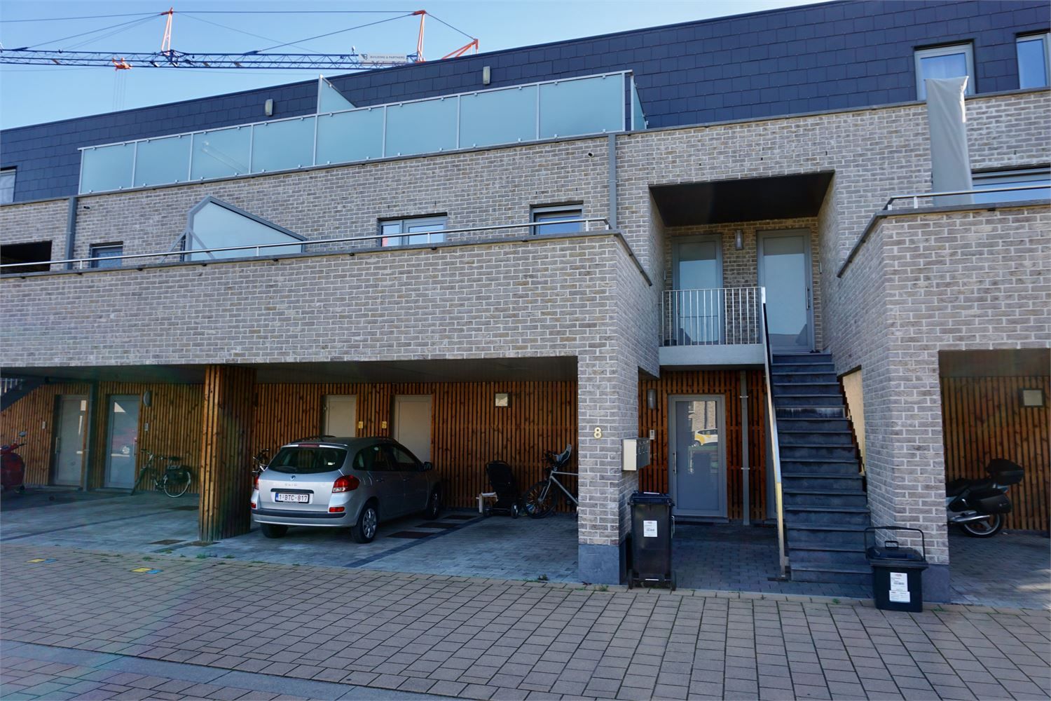 Recent goed gelegen duplexappartement met 2 slaapkamers, 3 grote terrassen en een autostaanplaats. foto {{pictureIndex}}