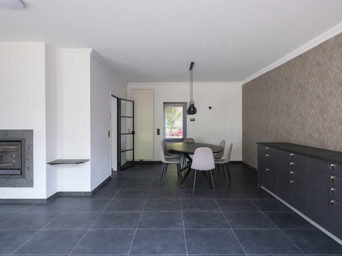 Volledig gerenoveerde, instapklare gezinswoning met grote tuin en dubbele garage foto 4