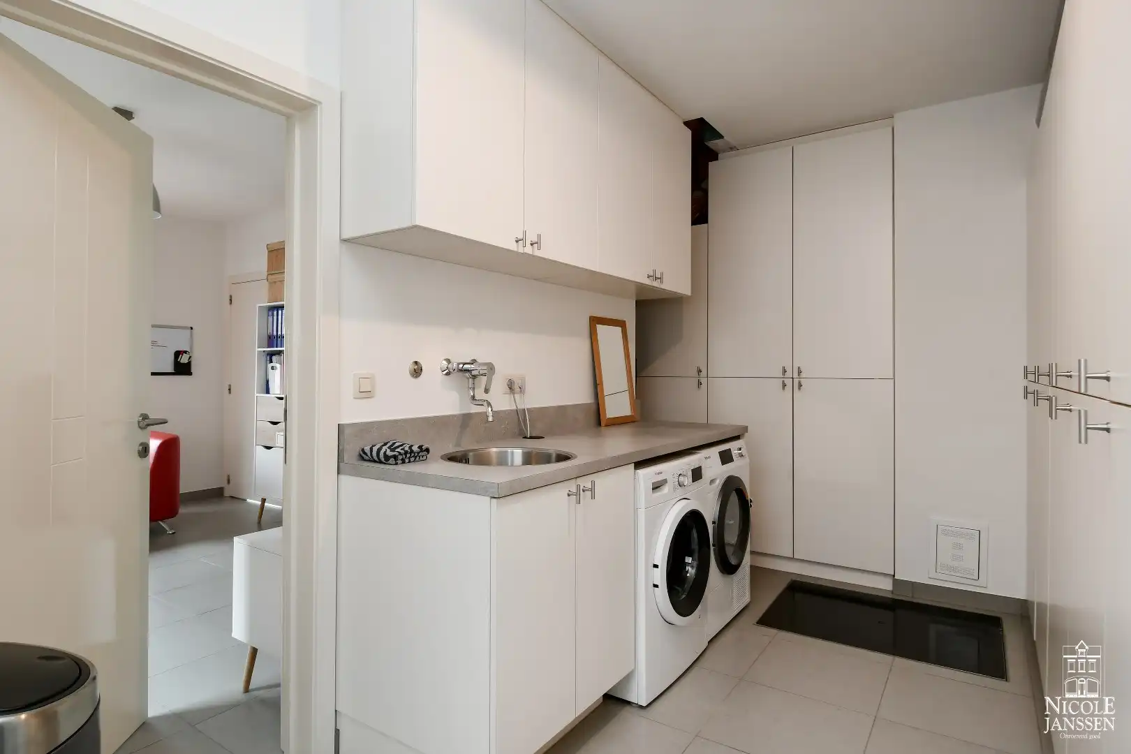 Instapklare goed onderhouden gezinswoning met mooie tuin met gezellig overdekt terras foto 14