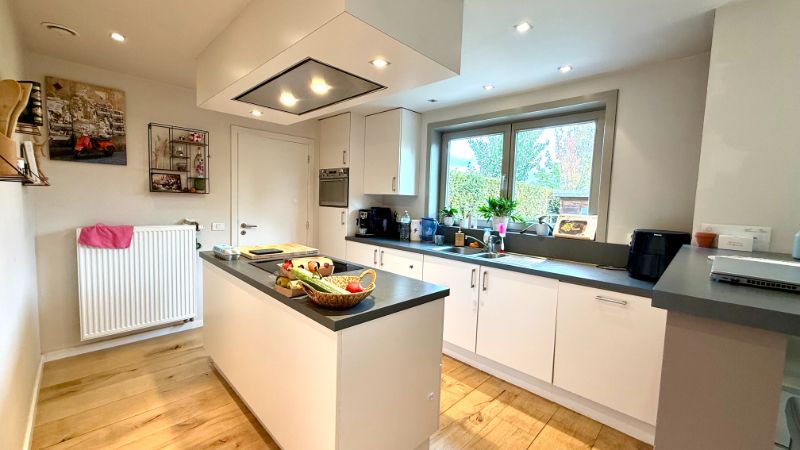 Charmante woning in fermettestijl met drie slaapkamers en mooie tuin foto 6