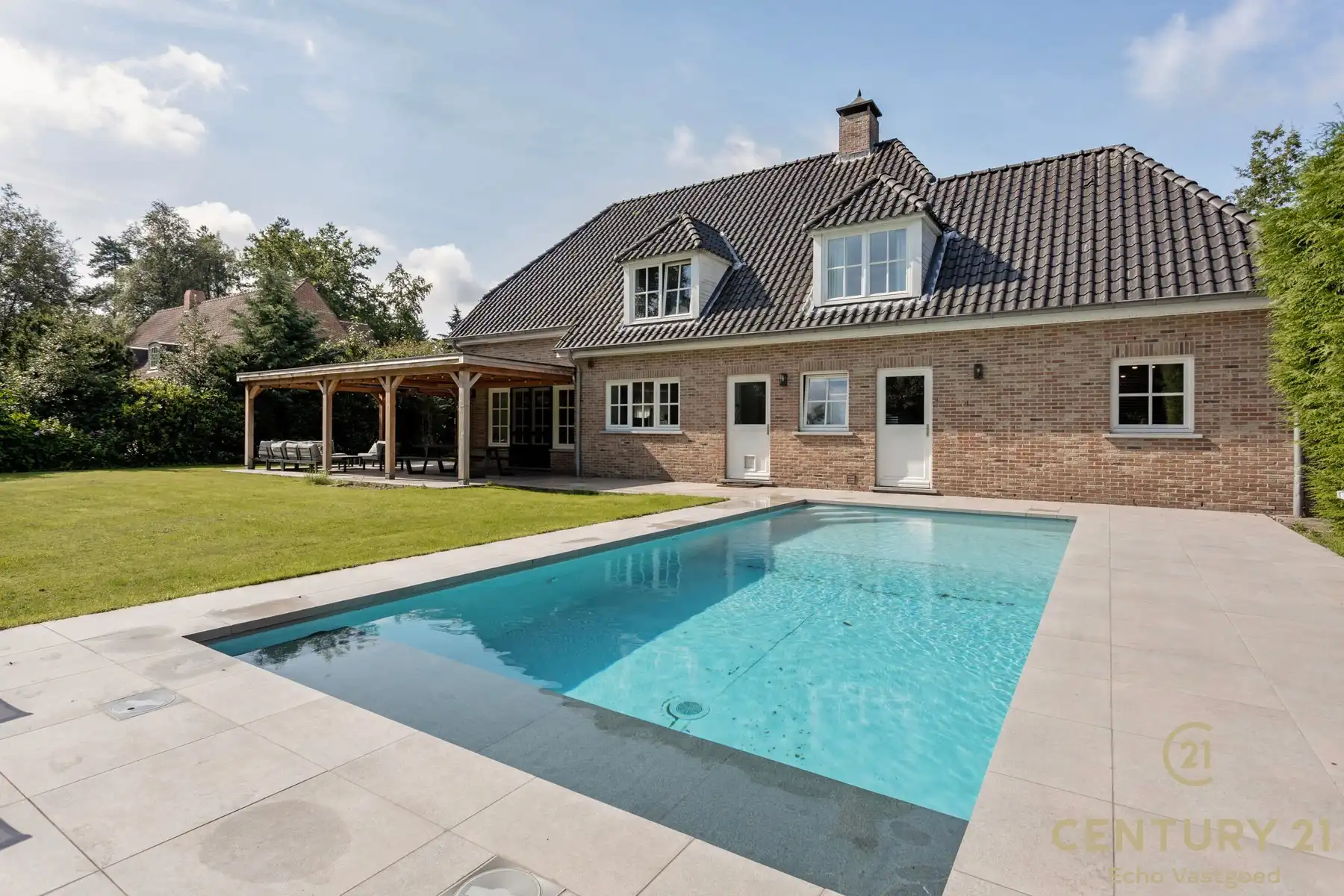 Ruime, gerenoveerde, energiezuinige villa met zwembad foto {{pictureIndex}}