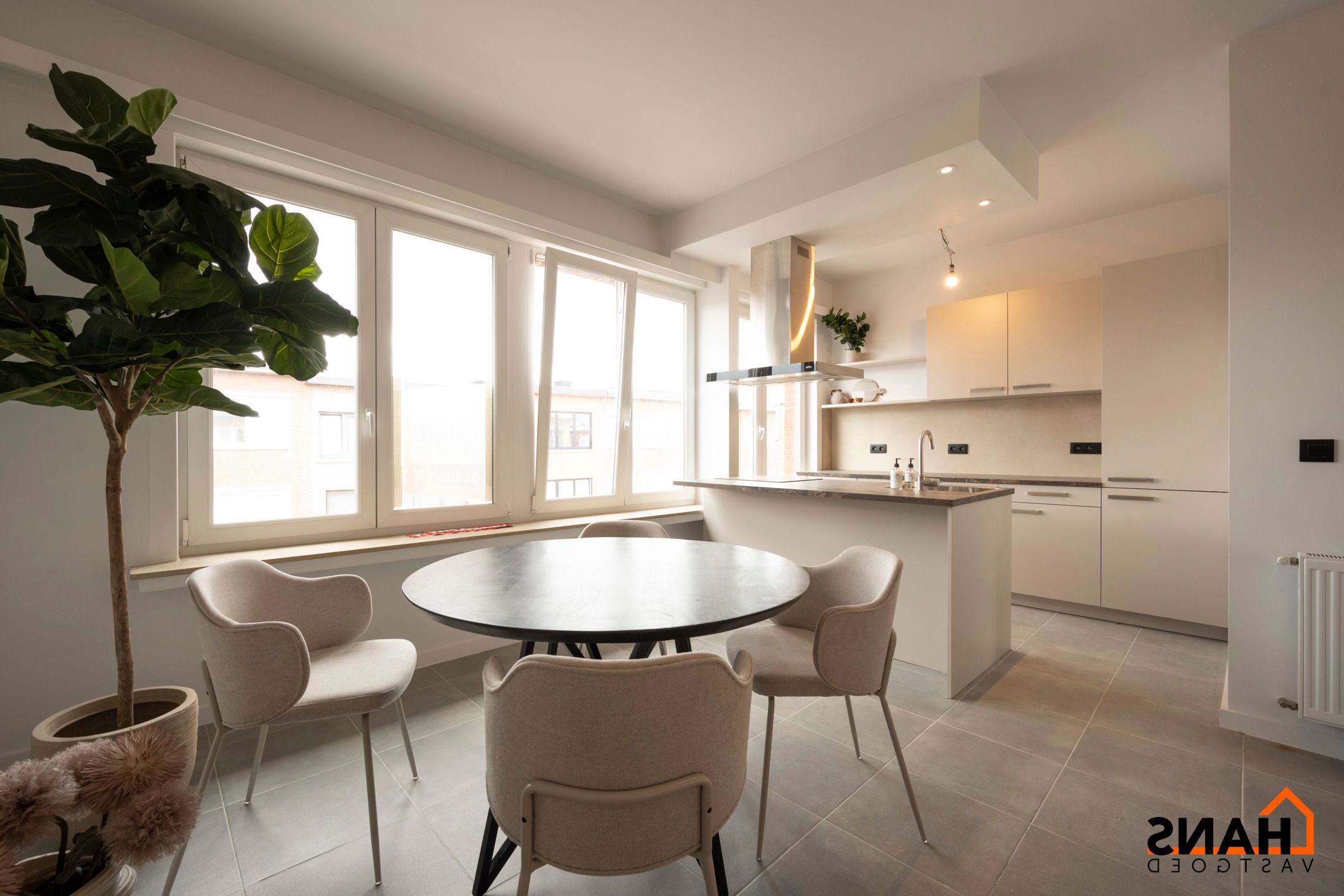 Instapklaar appartement met garage en tuin. foto {{pictureIndex}}