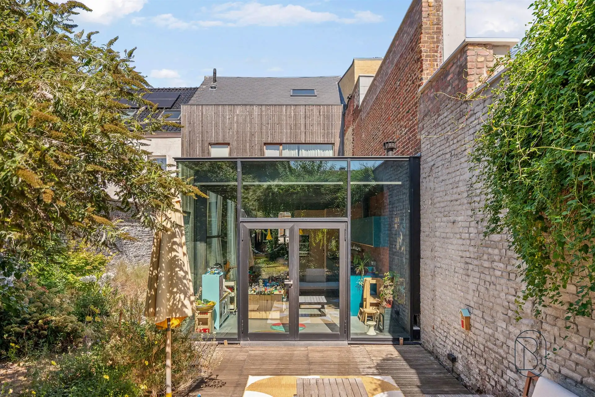 Prachtig gerenoveerde herenwoning met tuin & atelier/duplex foto 2