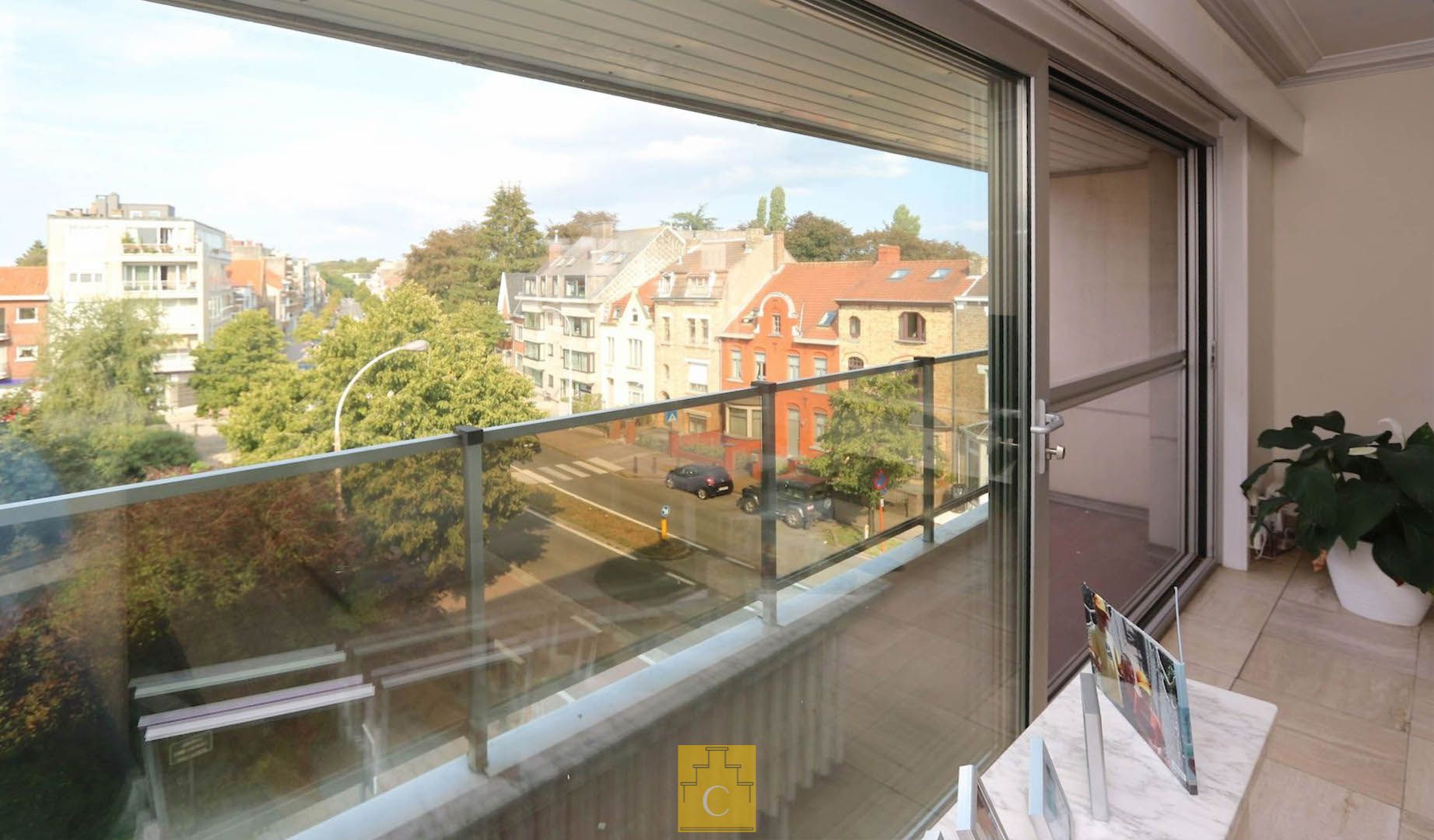 Ruim hoekappartement (155 m2) te Sint-Andries, 3 slaapkamer, terras , lift en garagebox foto 6