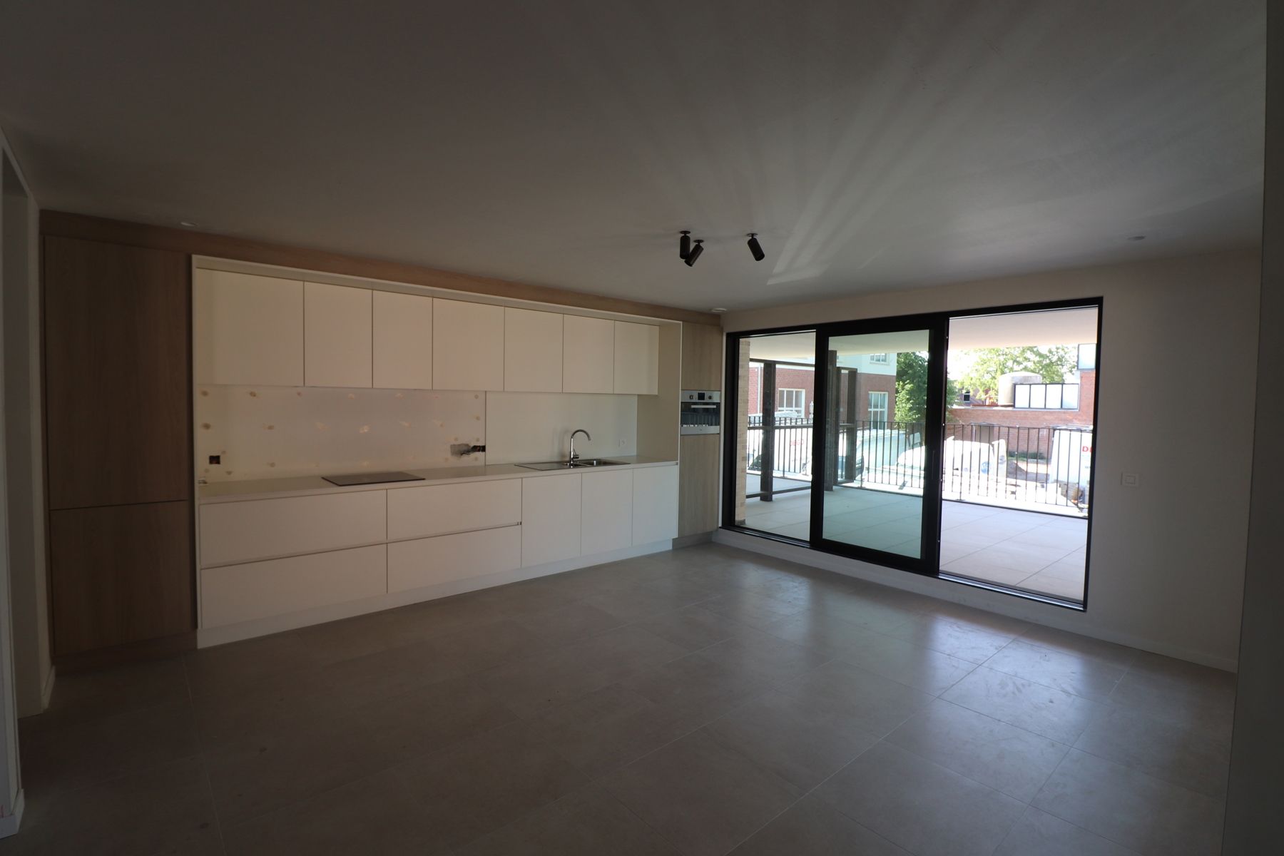 Prachtig nieuwbouwappartement met 2 slaapkamers, groot overdekt terras, autostaanplaats en berging. foto 2