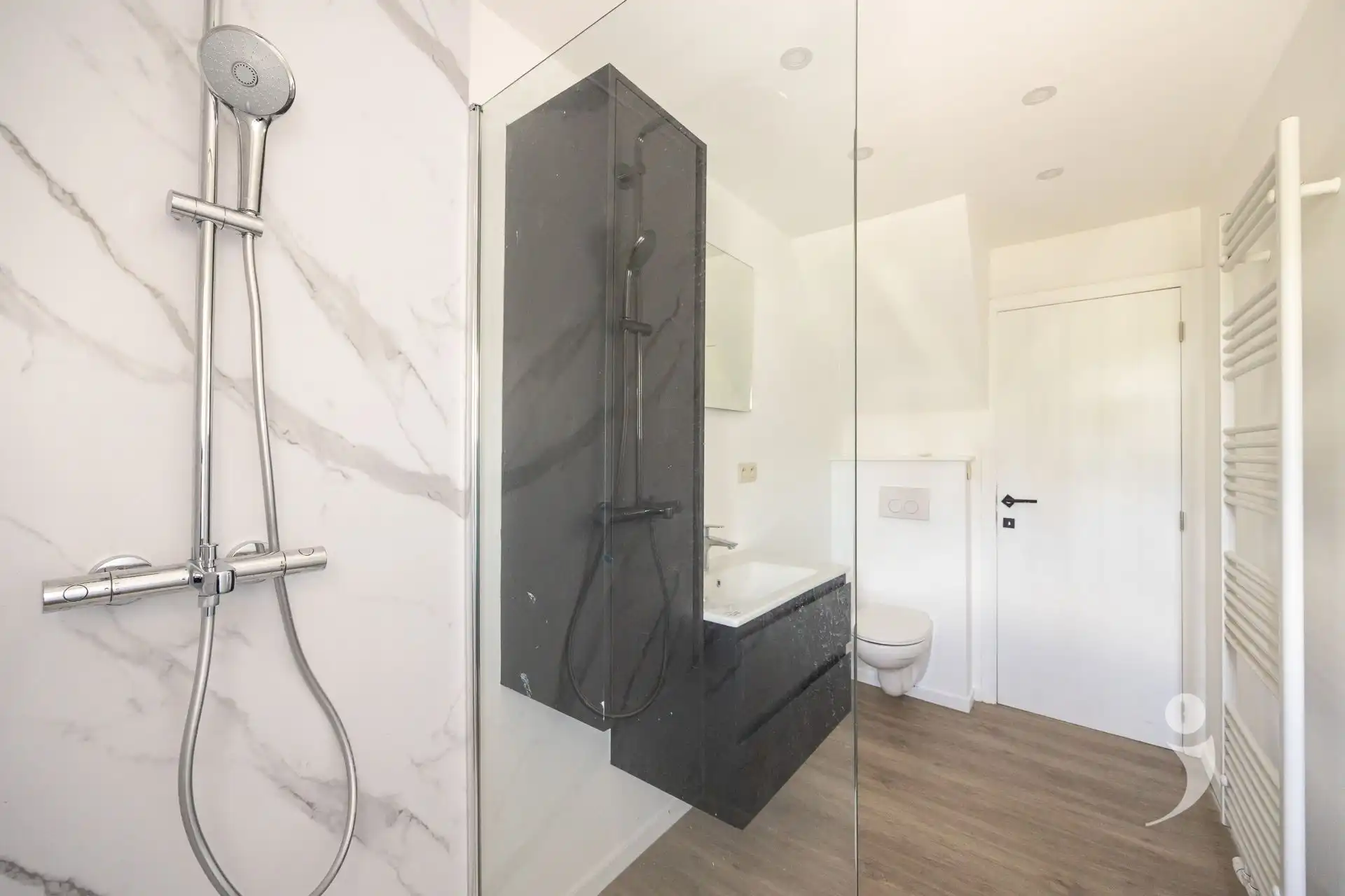 Karaktervolle, volledig gerenoveerde woning met 4 slaapkamers, 2 badkamers en zonnige tuin! foto 17