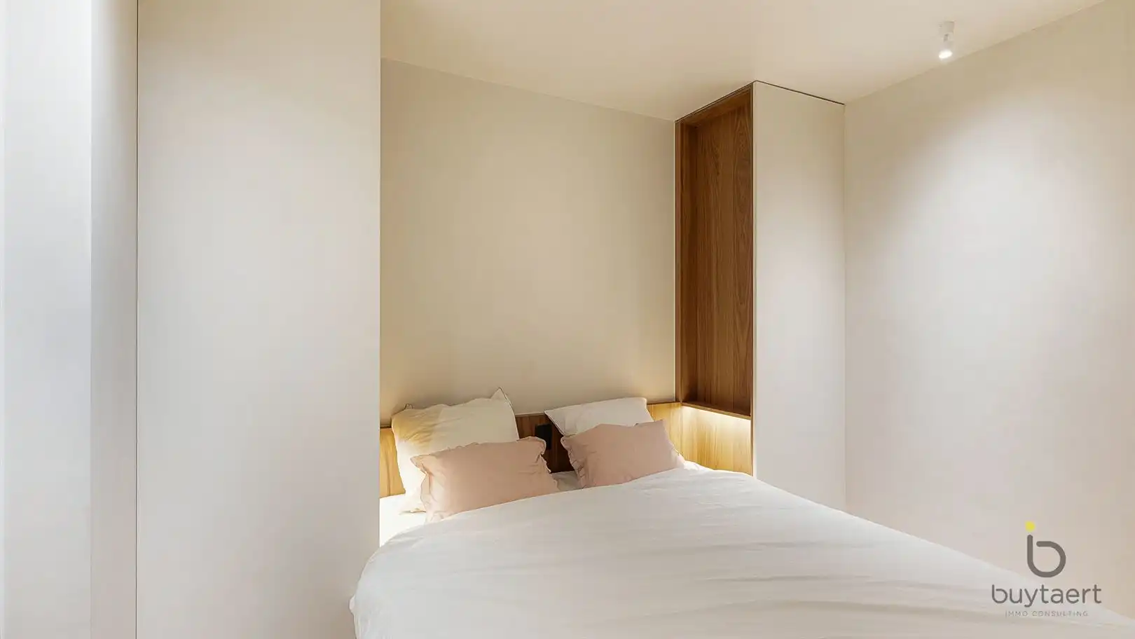 LUXUEUS GERENOVEERD & VOLLEDIG GEMEUBELD APPARTEMENT MET PANORAMISCH ZEEZICHT AAN HET RUBENSPLEIN!  foto 22