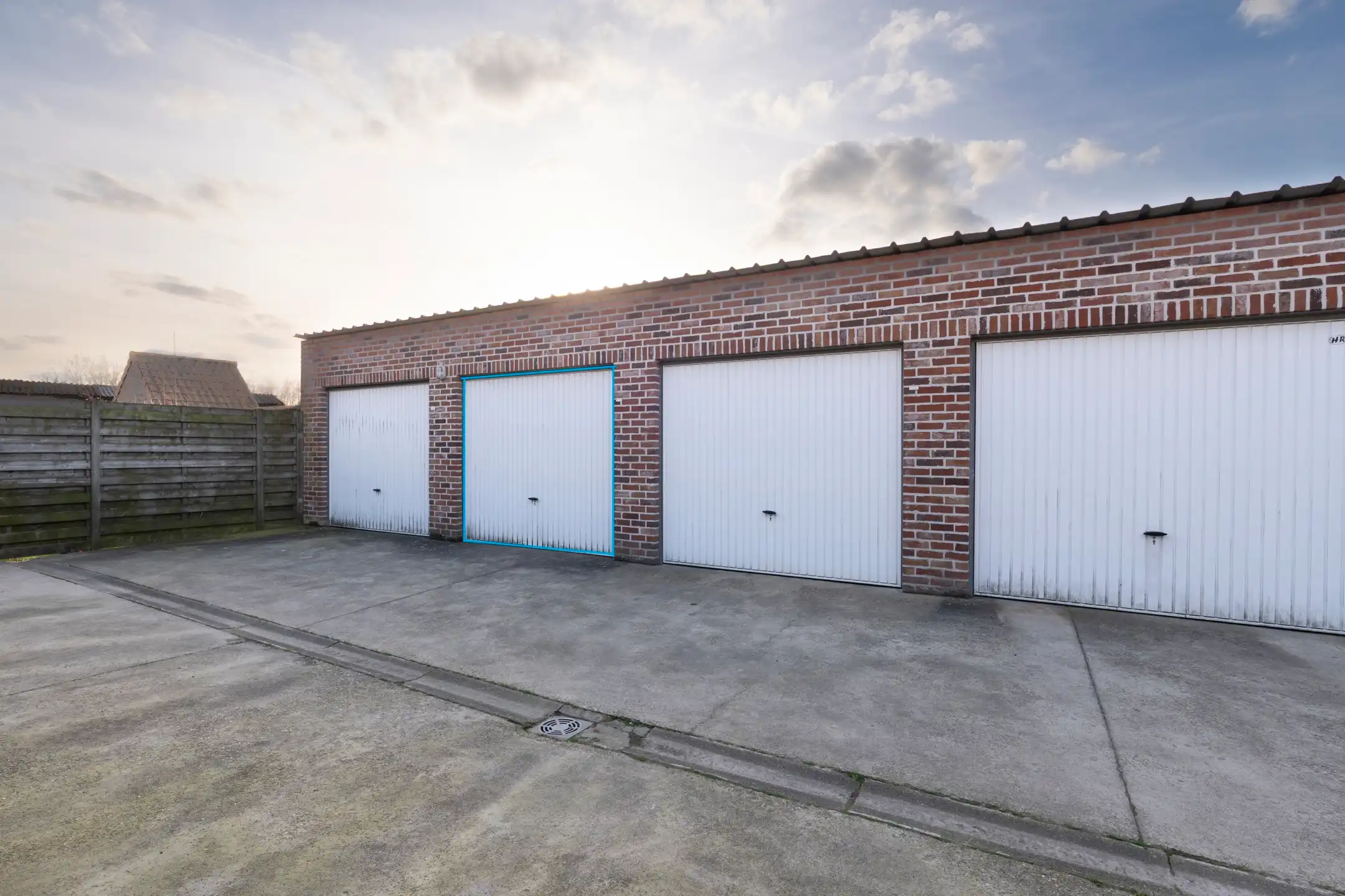 Uitstekend 2 slpk. appartement met kelderberging en private garage foto 12