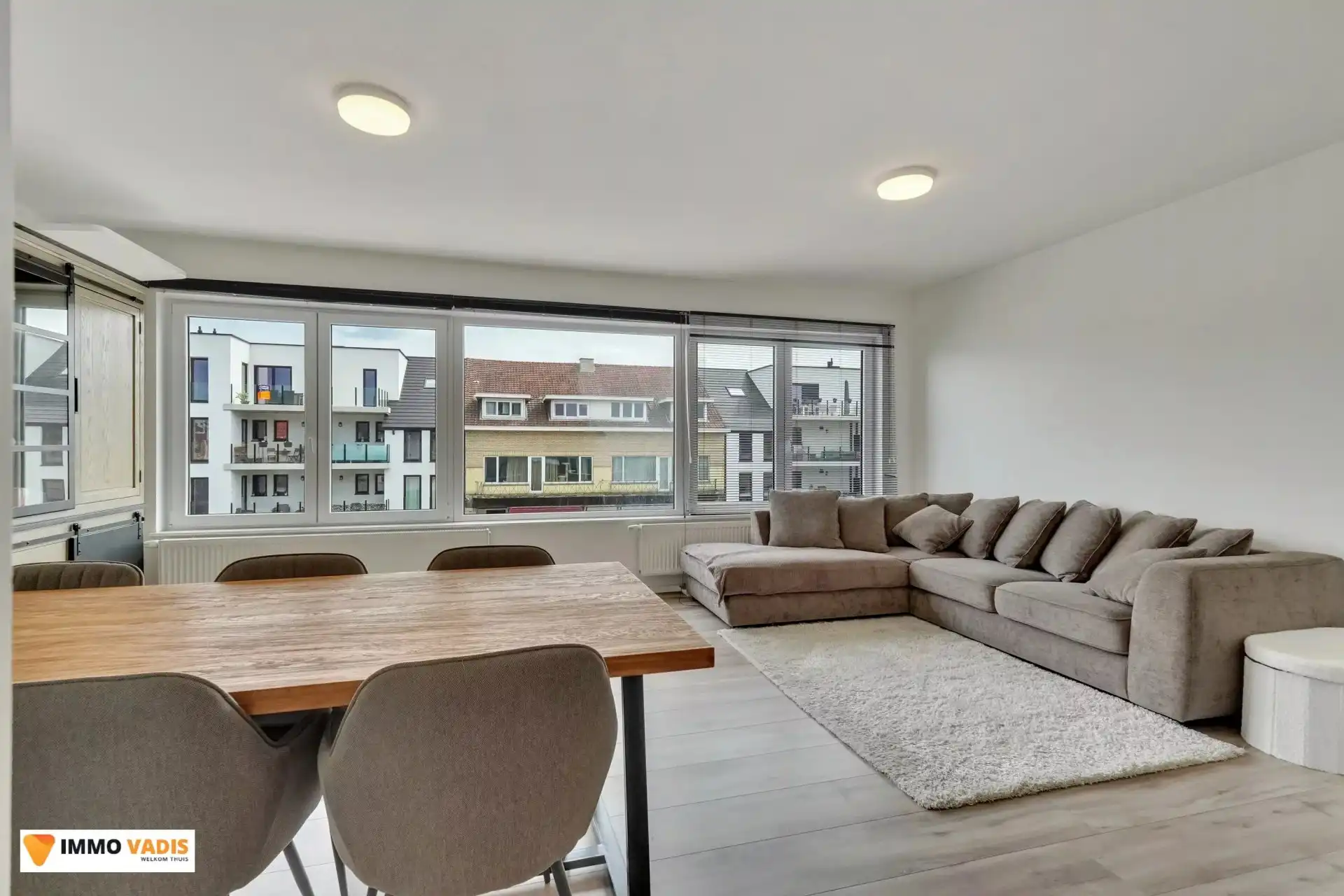 Stijlvol gerenoveerd appartement met 2 slaapkamers, terras en parking foto 2