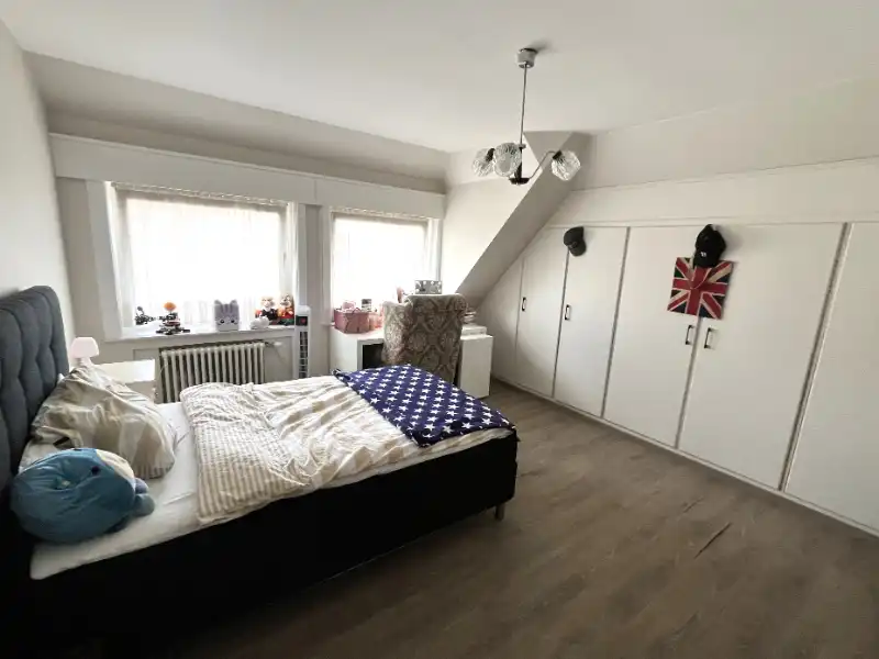 Vernieuwde woning met 4 slaapkamers foto 13
