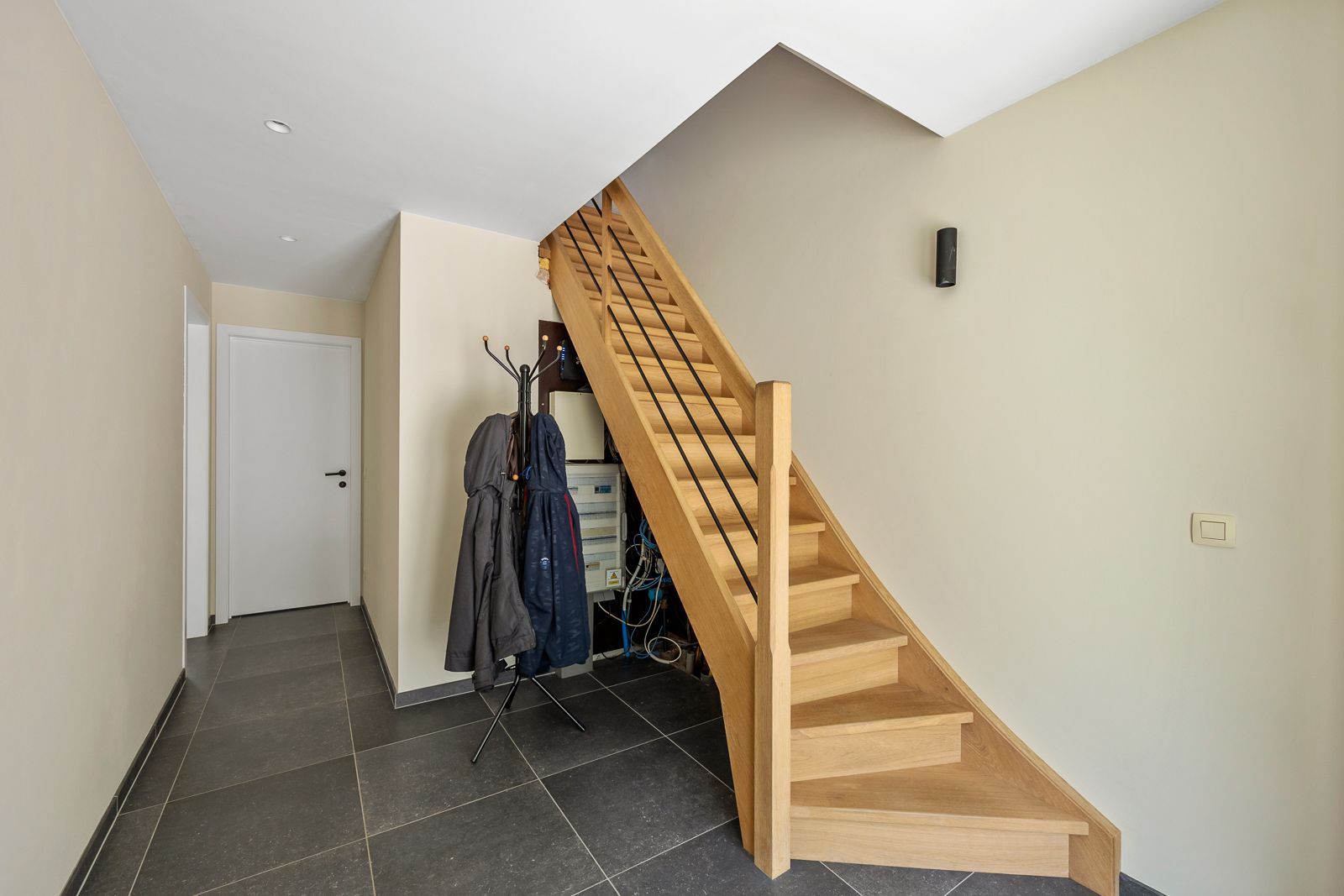 Instapklare woning met karakter, licht en ruimte in Hoevenen ! foto 2