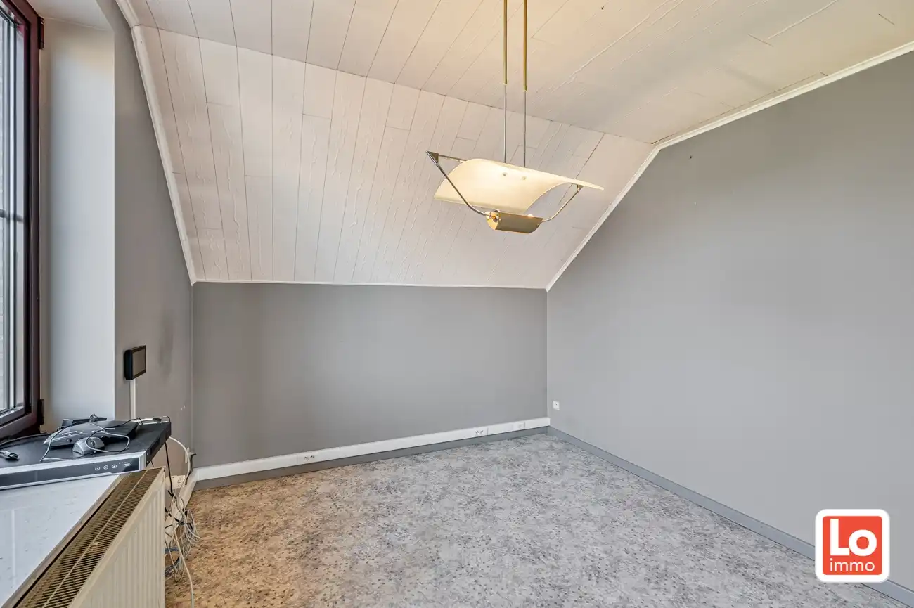 VERKOCHT!! Heel ruime degelijke open woning met praktijkruimte, inpandige garage en ruime gerenoveerde schuur met heel wat potentieel gelegen op een gemakkelijk bereikbare locatie tussen Oostakker en Lochristi! foto 24