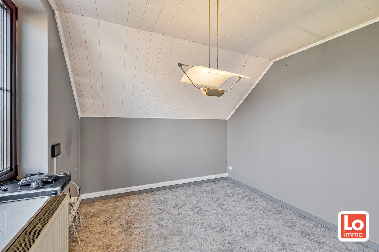 VERKOCHT!! Heel ruime degelijke open woning met praktijkruimte, inpandige garage en ruime gerenoveerde schuur met heel wat potentieel gelegen op een gemakkelijk bereikbare locatie tussen Oostakker en Lochristi! foto 24