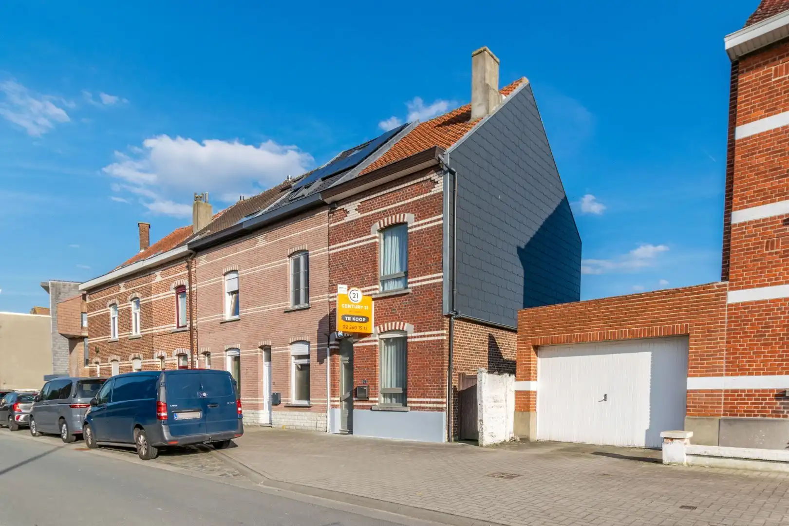 Hoofdfoto van de publicatie: Een goed gelegen, verder af te werken rijwoning te Lot