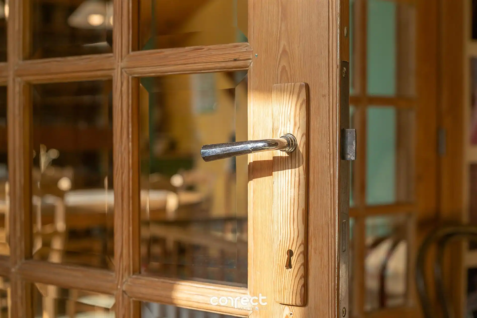 Karaktervolle, ruime gerenoveerde woning met oprit, garage en zuidgerichte tuin. foto 9