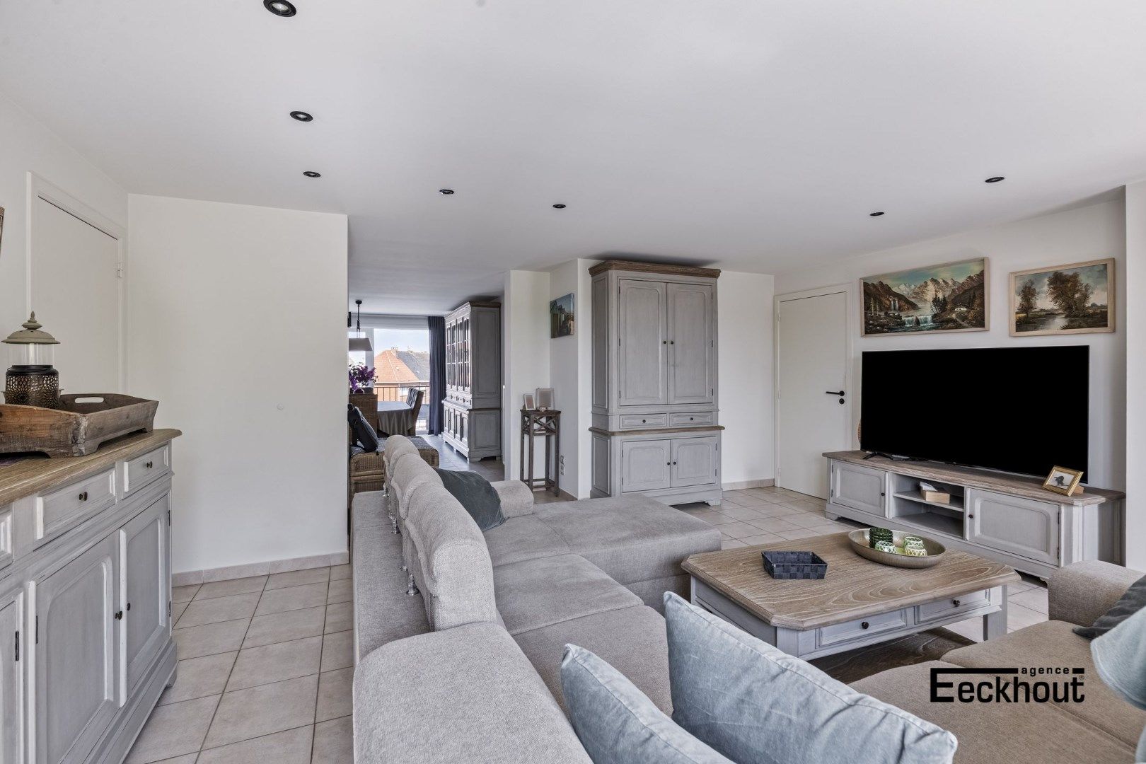 Ruim instapklaar appartement (143m²) met terras(9m²) en 3 slaapkamers in Bredene Dorp! foto 4