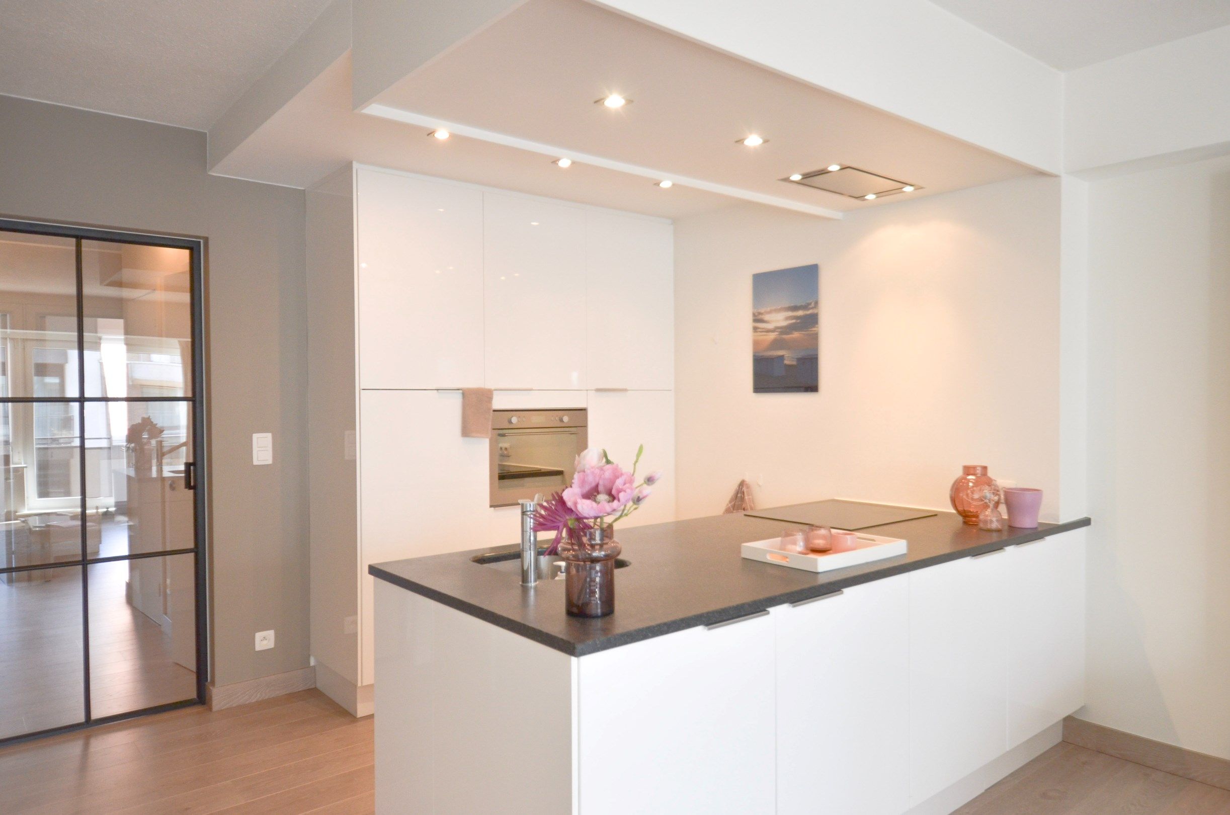 Instapklaar lichtrijk appartement met een gevelbreedte van ongeveer vijf meter. foto 2