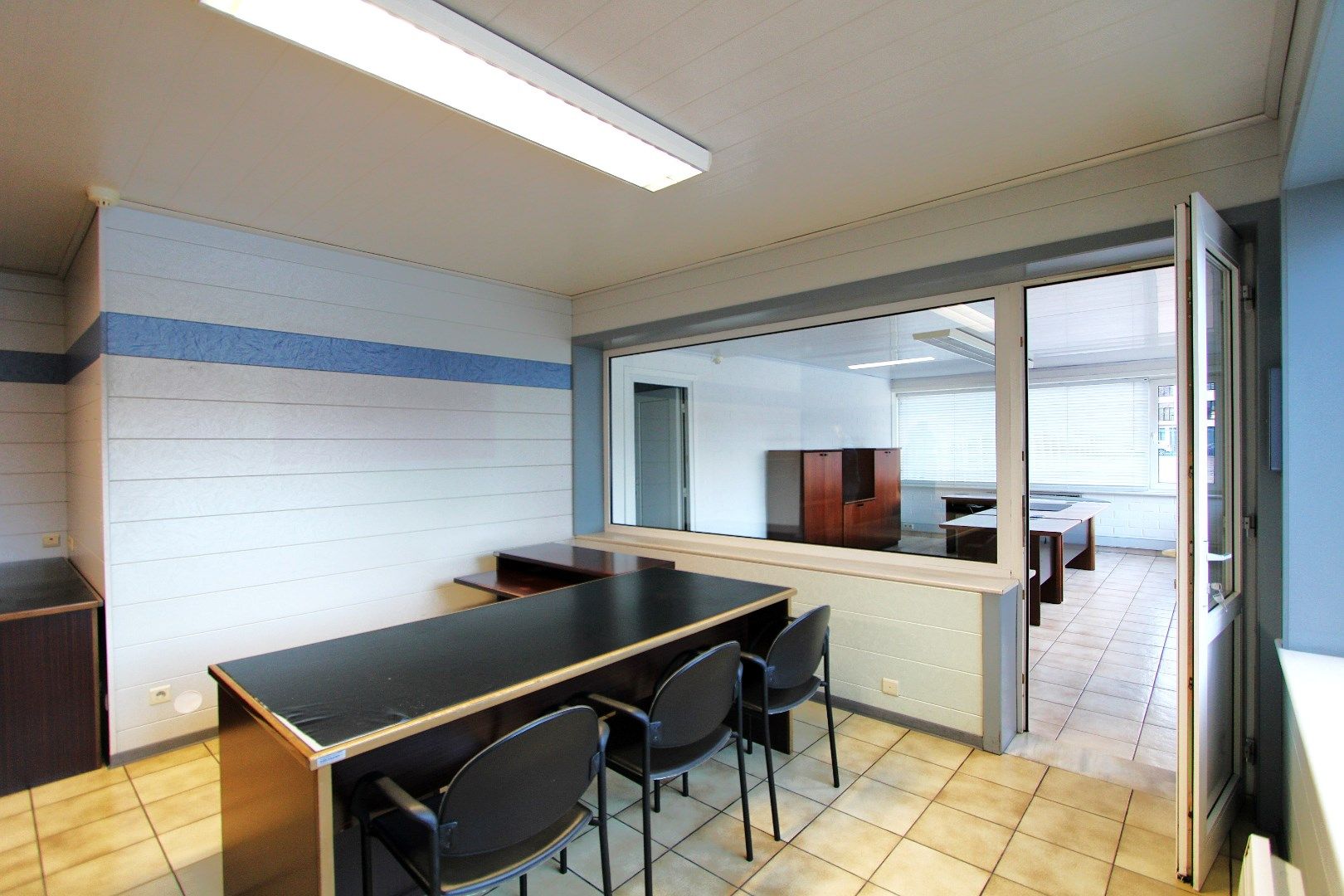 Magazijn (760m²) met koer (1040m²) en bureelruimte (85m²) te huur centrum Knokke Nieuwstraat foto 8