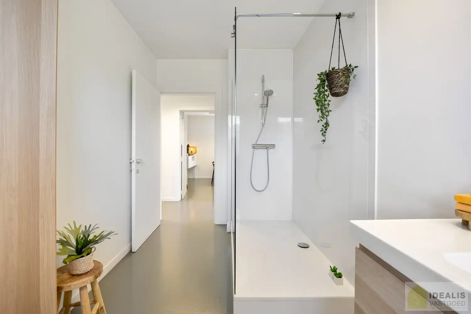 STATIG, STRAK EN UITERST RUIM COMPLEX MET HOOGSTAANDE AFWERKING EN OOG VOOR DETAIL. MOMENTEEL VOORZIEN VAN 3 SLAAPKAMERS, RIANTE LEEFRUIMTES ÉN UNIEKE LANDSCAPE KANTOORRUIMTES OP RESIDENTIËLE DOCH GUNSTIGE LOCATIE!! Dit exclusieve complex omvat maar liefst +-400m² netto bewoonbare oppervlakte! Kenmerkend aan dit statige pand is de unieke voorgevel die bezet is met keramische kunst van Pieter Stockmans. Gelegen op een residentiële locatie in een rustige woonstraat doch op enkele minuten van het centrum van Genk! foto 34