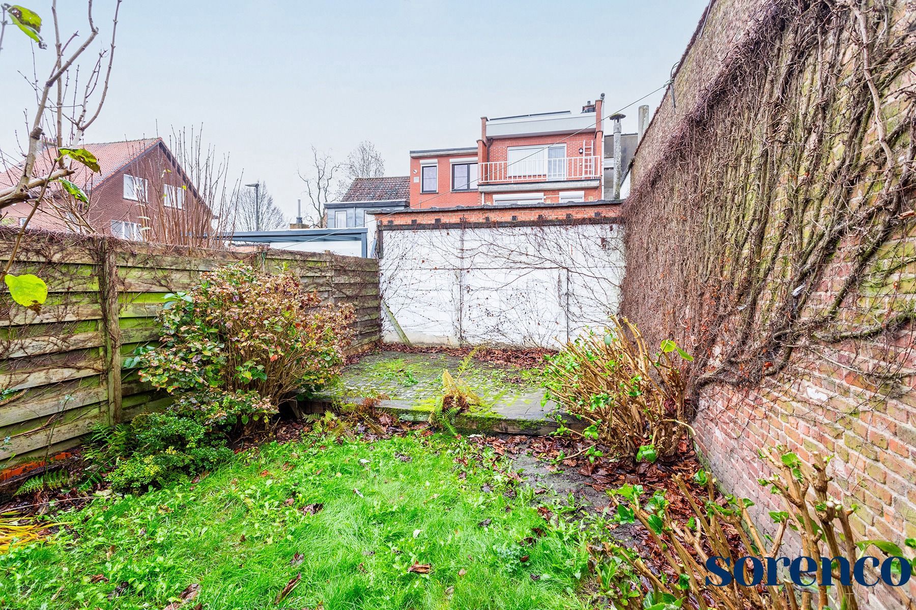 Polyvalent eigendom; riante woonst met magazijn en tuin  foto 9