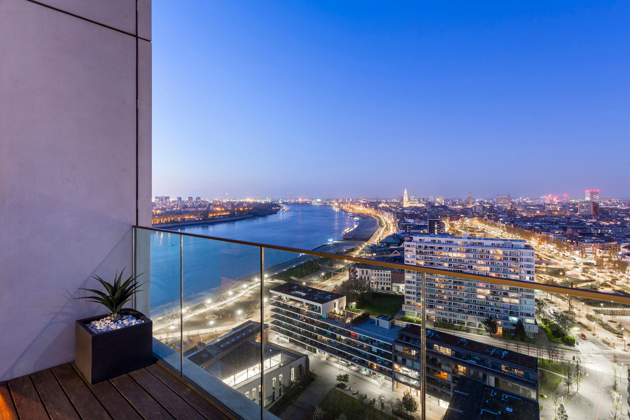 luxeappartement met spectaculaire zichten op 20e verdieping foto 3
