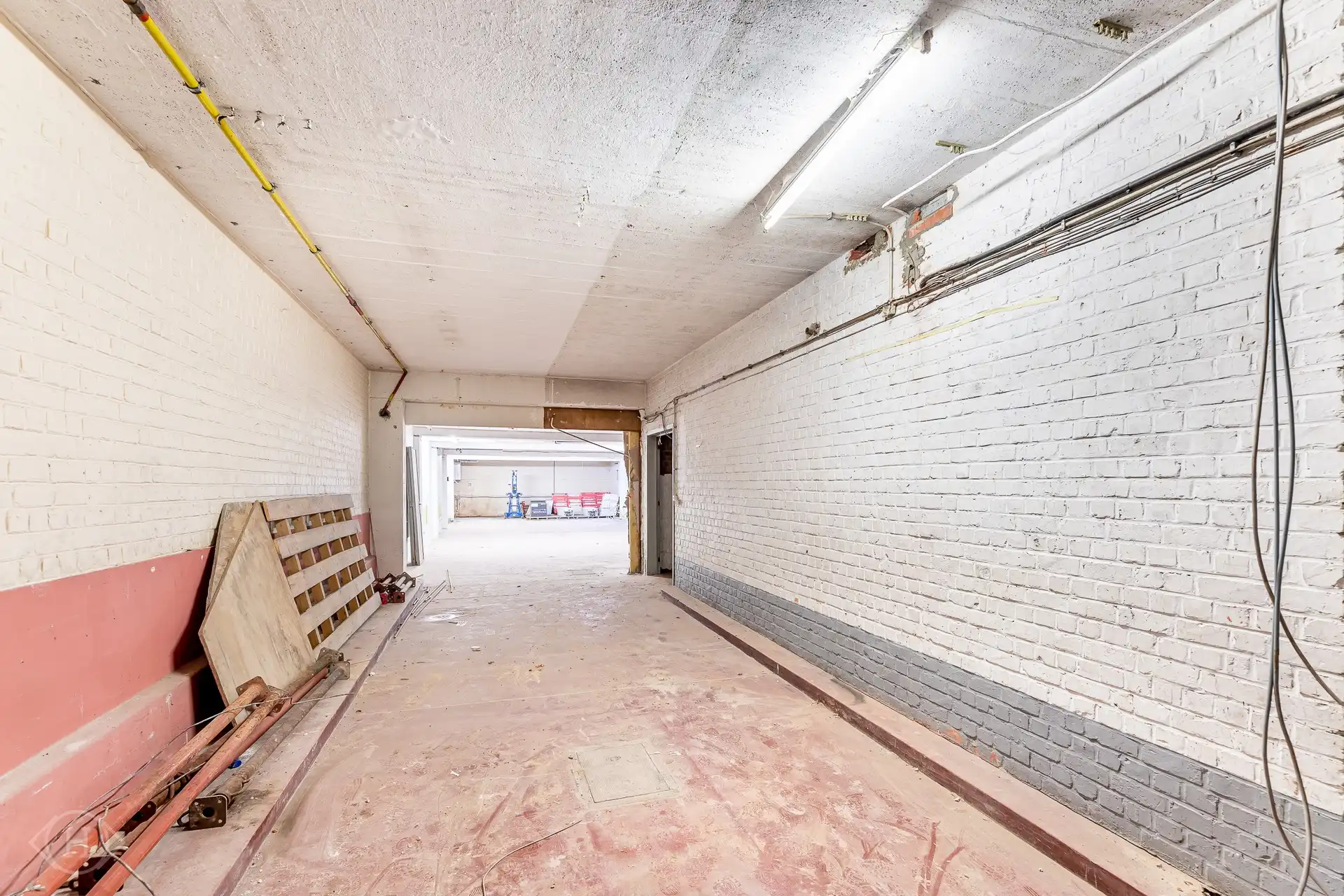 Ruime opslagplaats op ideale locatie foto 4