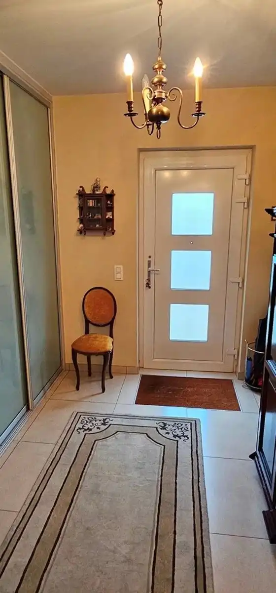 Ruime, recente, instapklare, energiezuinige half open bebouwing met degelijke en kwalitatieve afwerking en zonnepanelen, gelegen net buiten de grote ring van Hasselt. foto 5