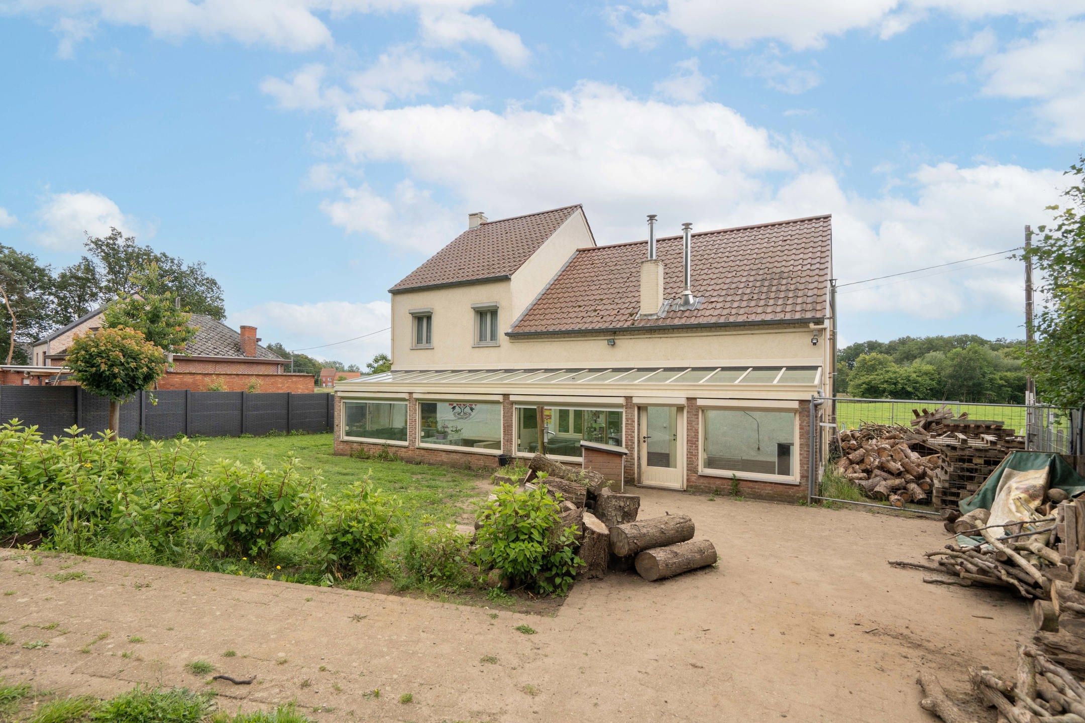 Vrijstaande woning met veel potentieel op perceel van 14a foto 2