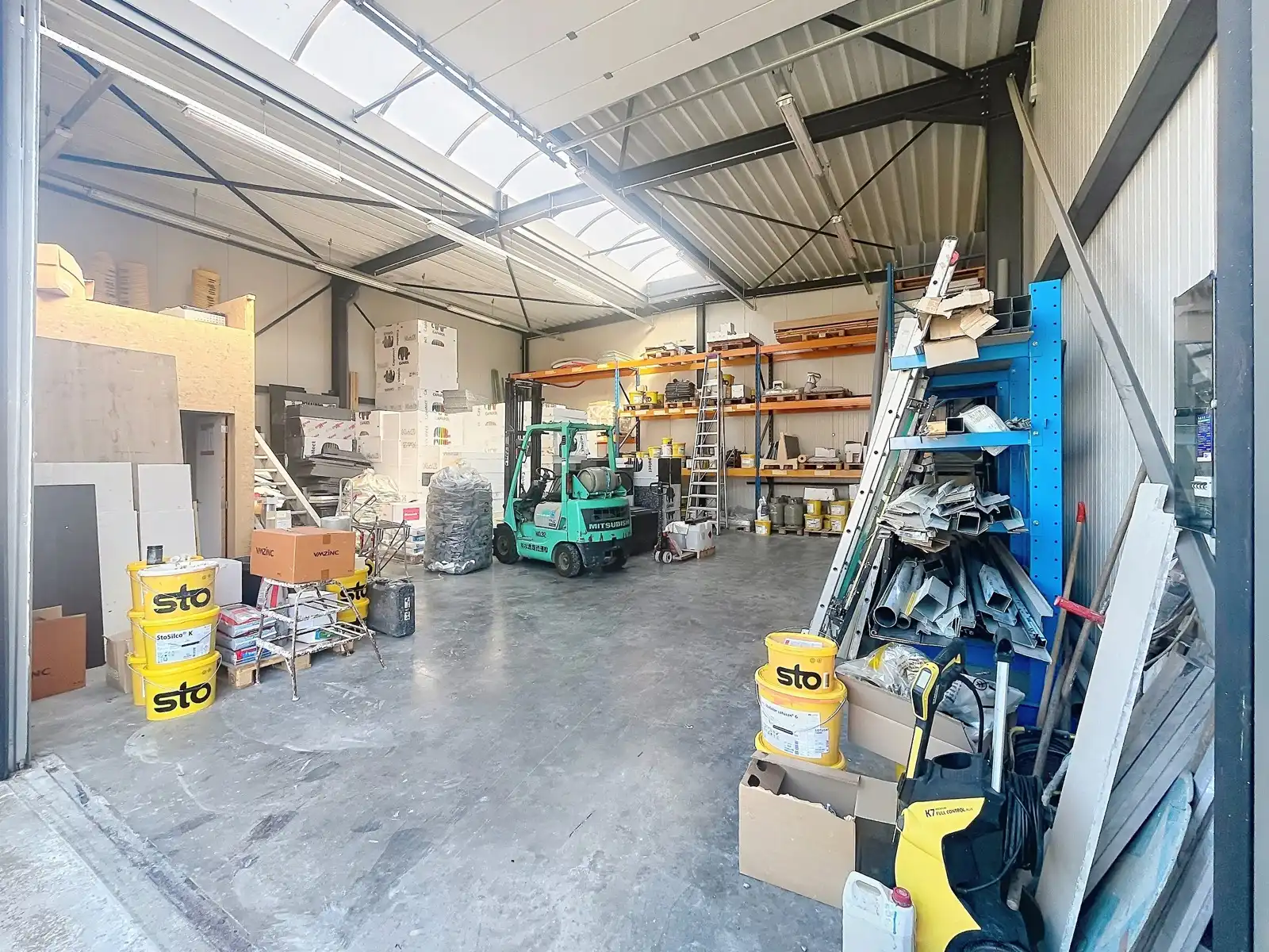 Centraal gelegen, Bouwgrond + Magazijn (144 m²) ! foto 3