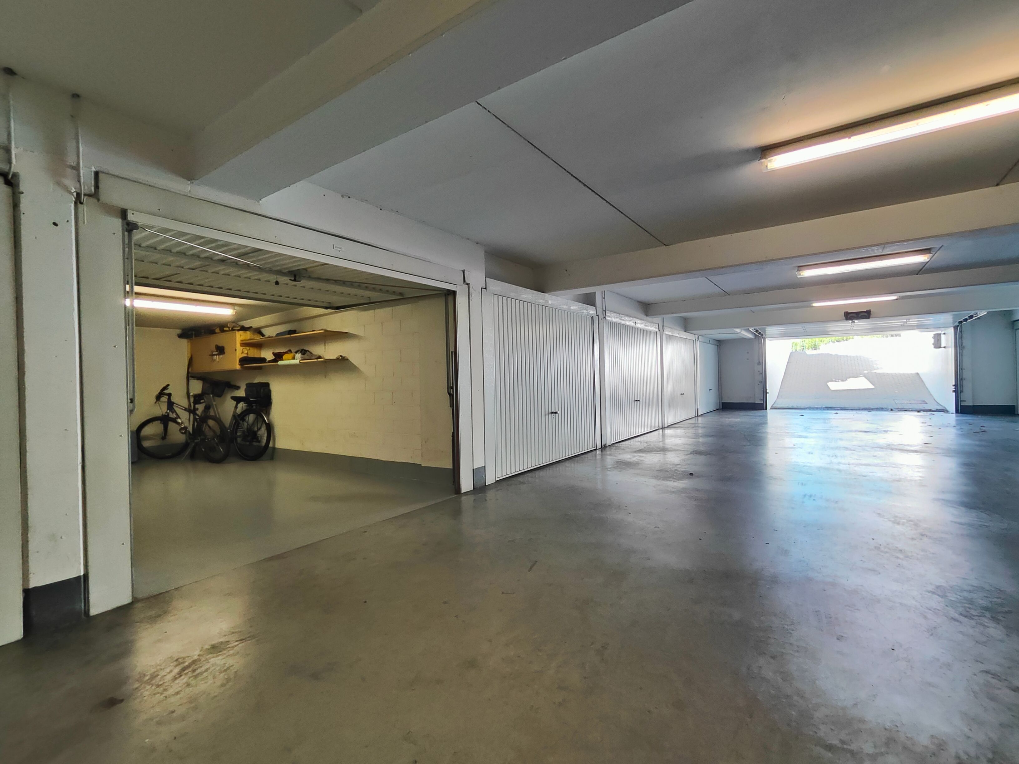 **Garagebox te Middelkerke (De Warande) gelegen op het domein "Golf Azur". foto {{pictureIndex}}