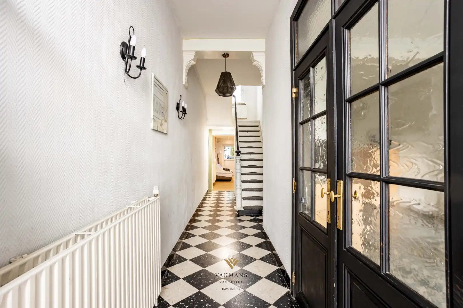 Ruime gezinswoning met 4 slaapkamers, tuin en eigen parkeerplaats. foto 4