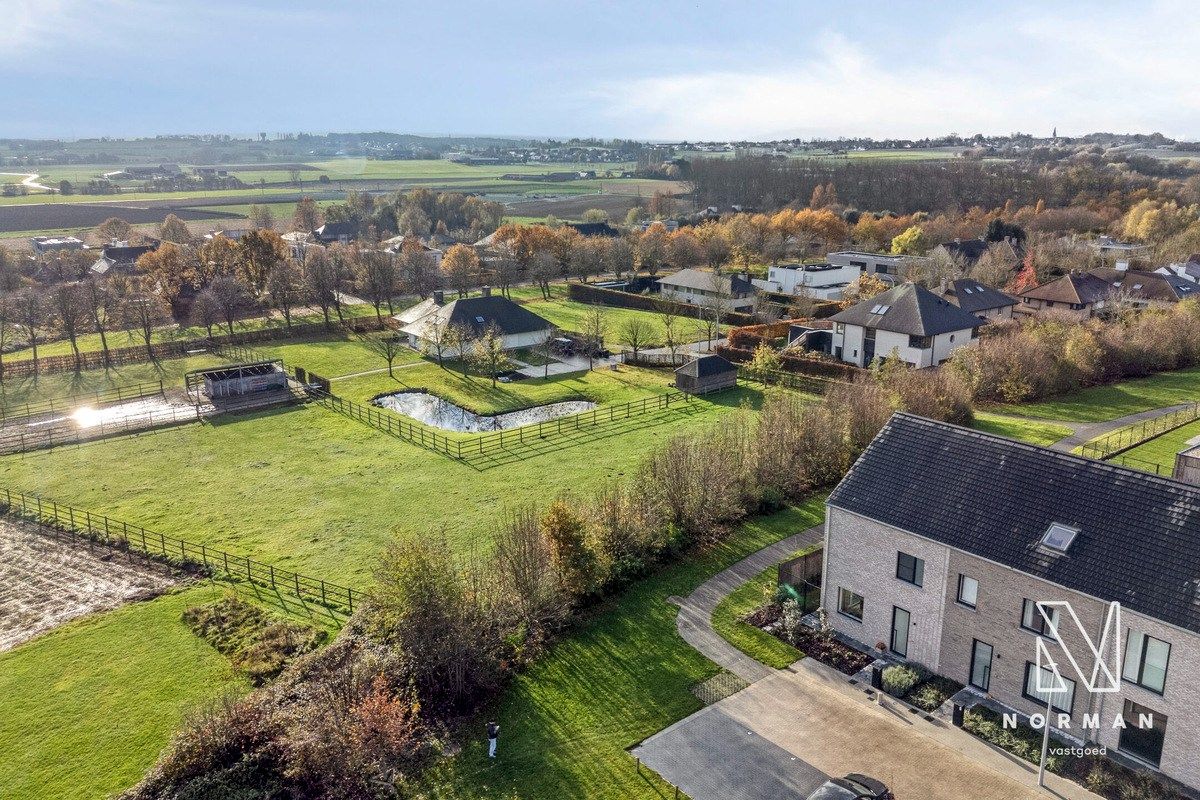 Recent gebouwde woning met 3 slaapkamers, landelijk uitzicht, garage en ruime tuin foto {{pictureIndex}}