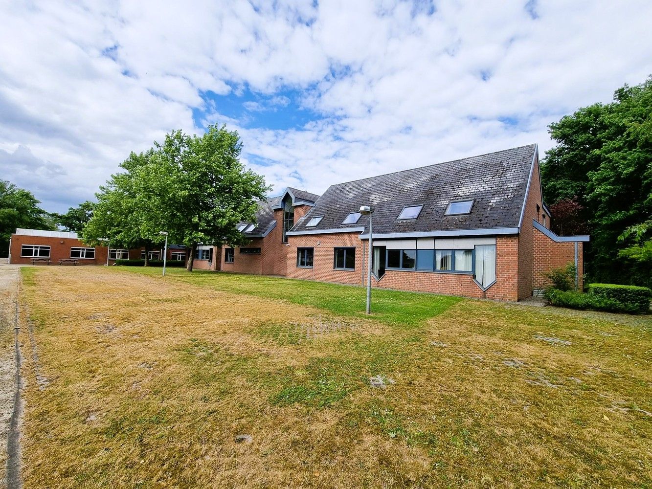 Kantoorgebouw met magazijnruimte, bruto vloeropp 2.916m² op een totaal perceel gelegen van 94a33ca. foto 2