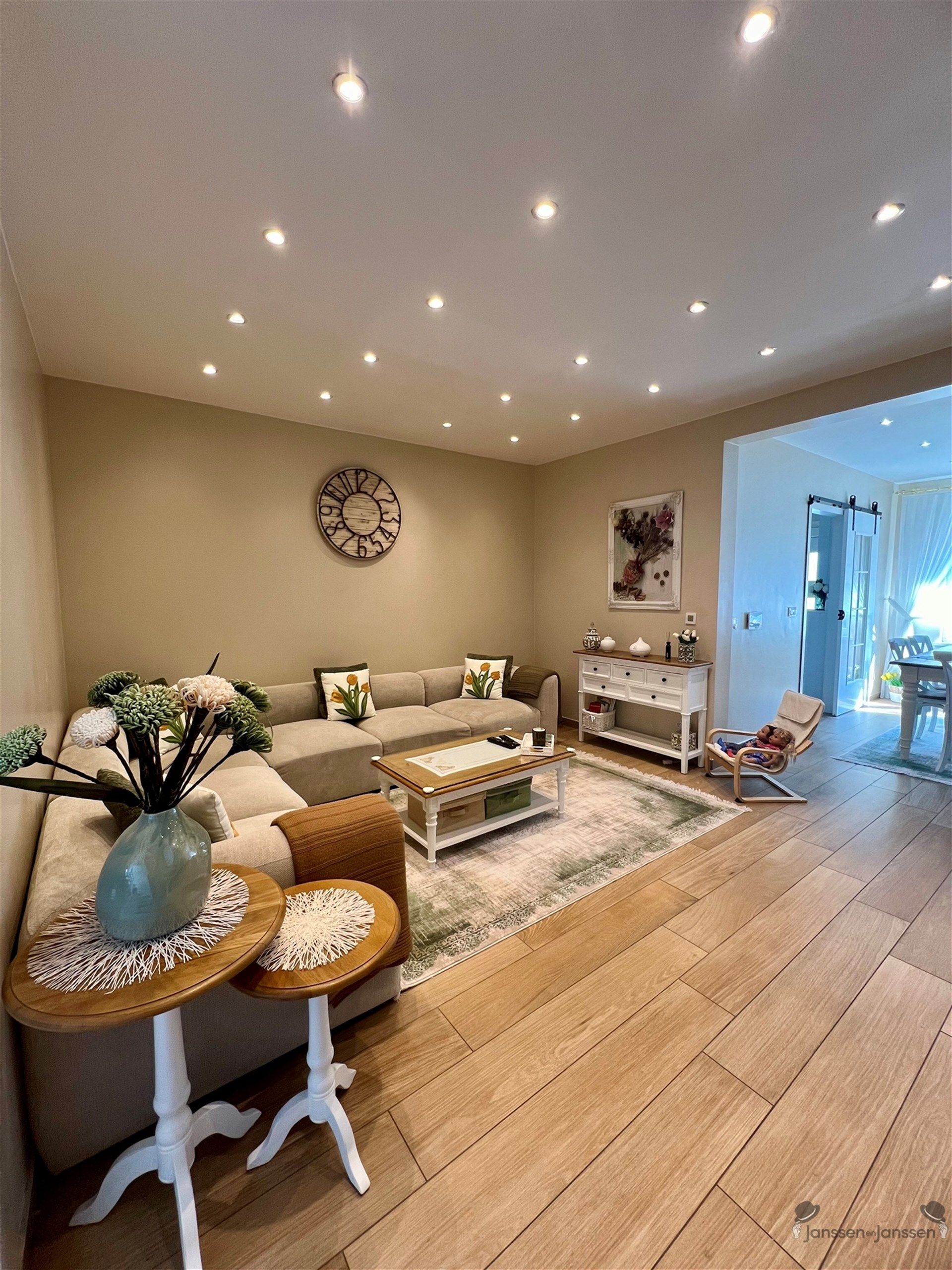 Gerenoveerde rijwoning met 3 slaapkamers & tuin foto 5