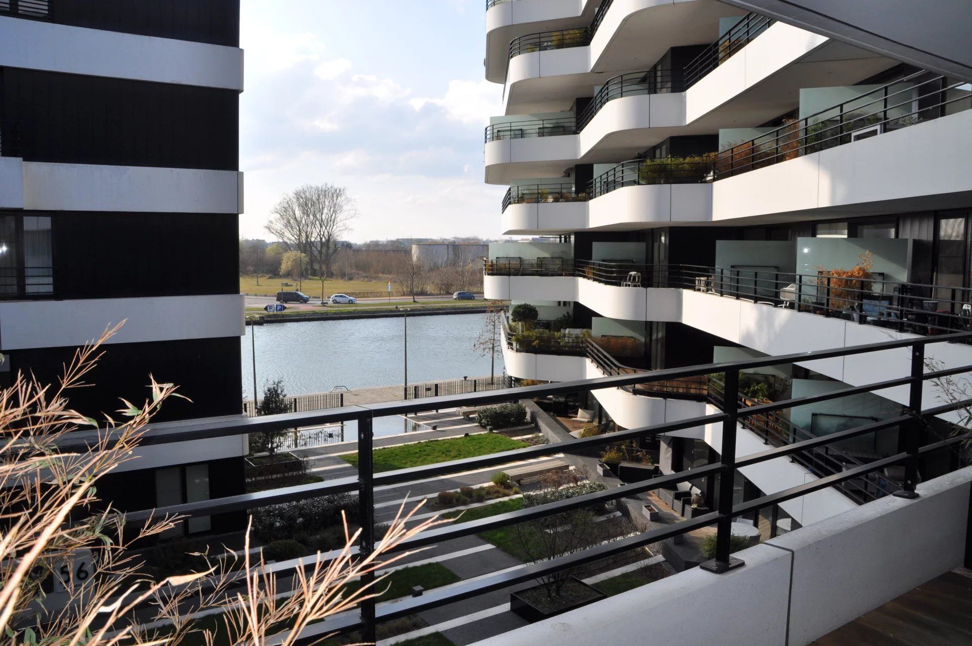 PRACHTIG EN RECENT APPARTEMENT VAN 88M² MET 2 SLPK'S EN 2 PARKINGS IN ZUIDZICHT foto 3