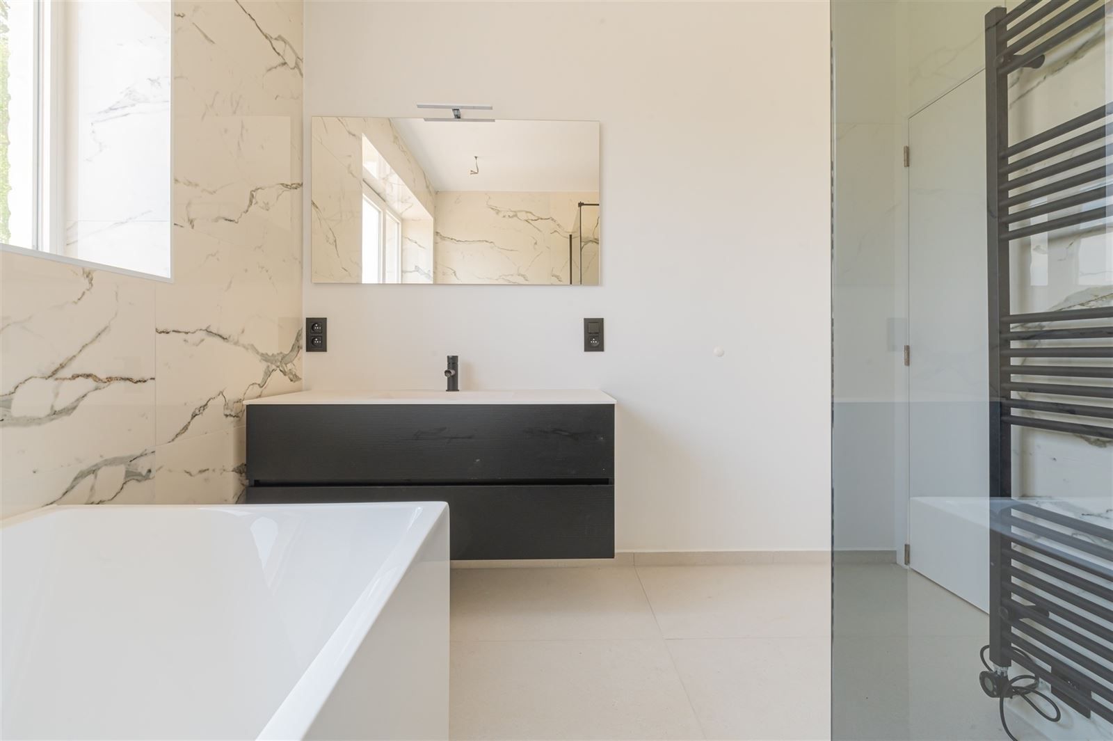 Magnifiek gerenoveerde woning met bijgebouw en parkeergelegenheid foto 9