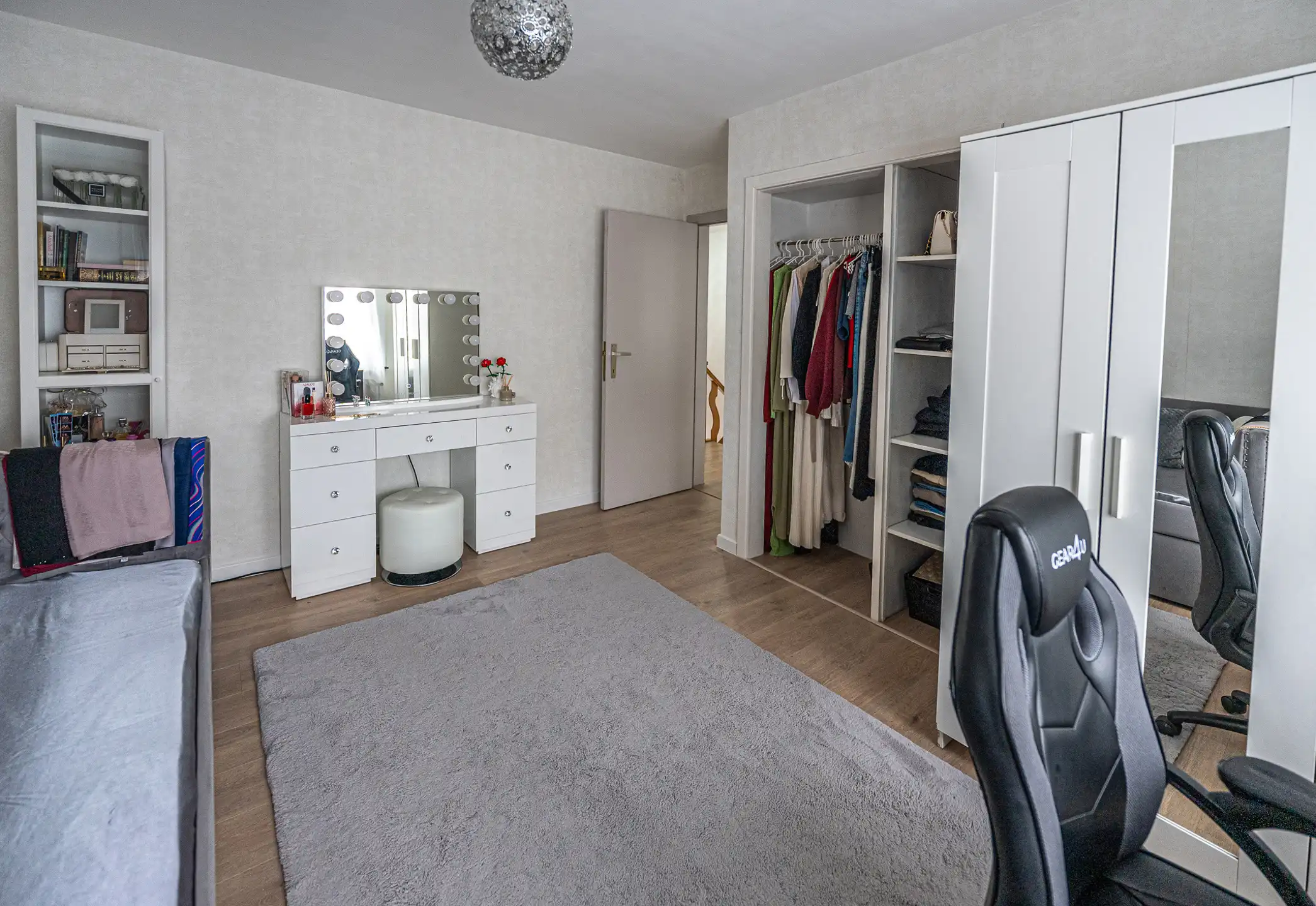 Aangenaam gezinswoning met garage en tuin foto 19