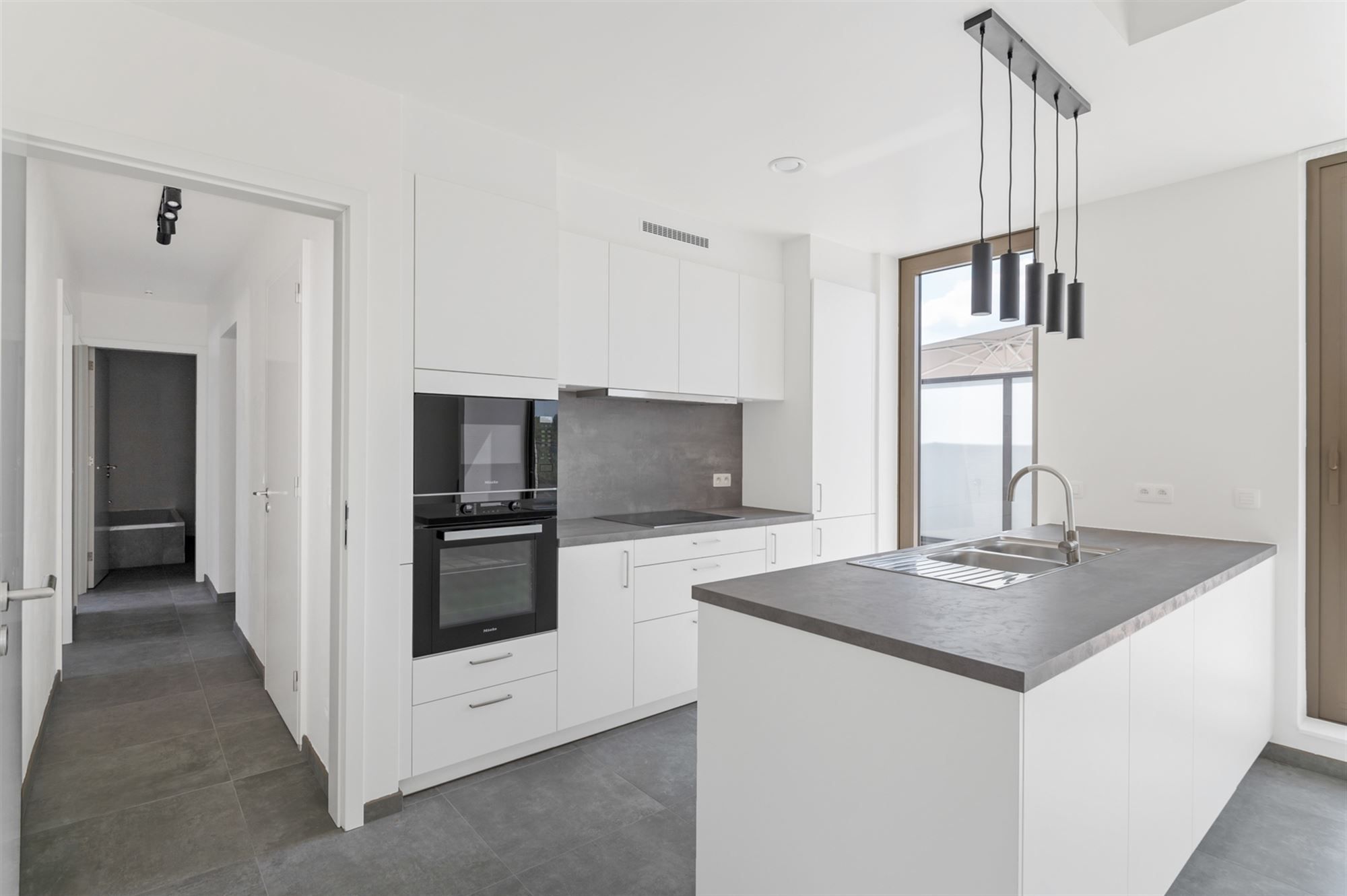 Ruim dakappartement met knap terras, in het landelijke dorpscentrum van Grasheide. foto 4
