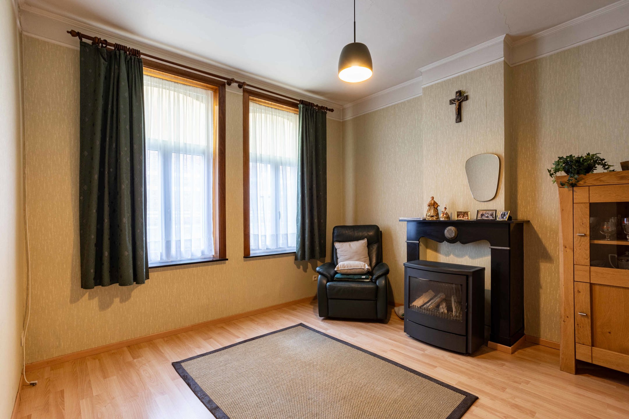  Verassend ruime, te renoveren woning in Ronse foto 6