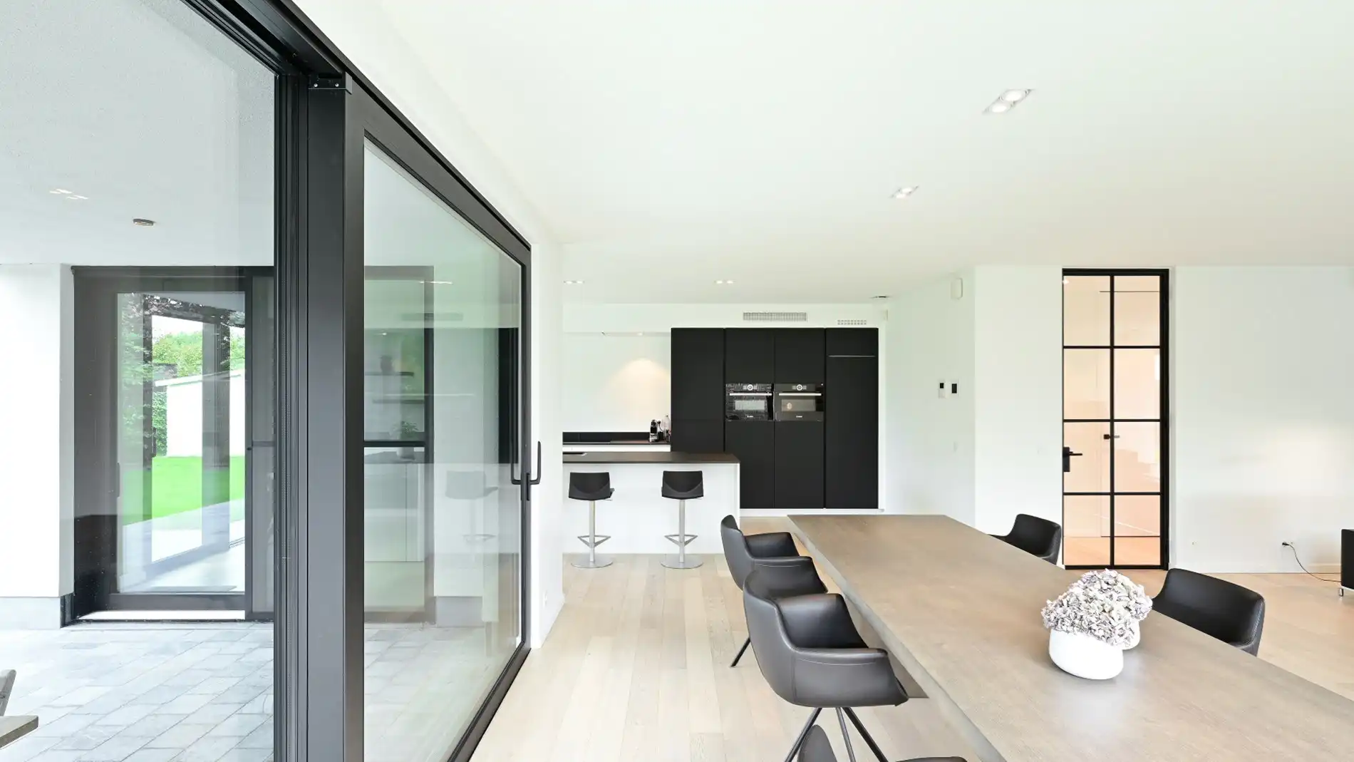 Hedendaagse villa (°2017) gelegen vlakbij het centrum van Knokke. foto 9