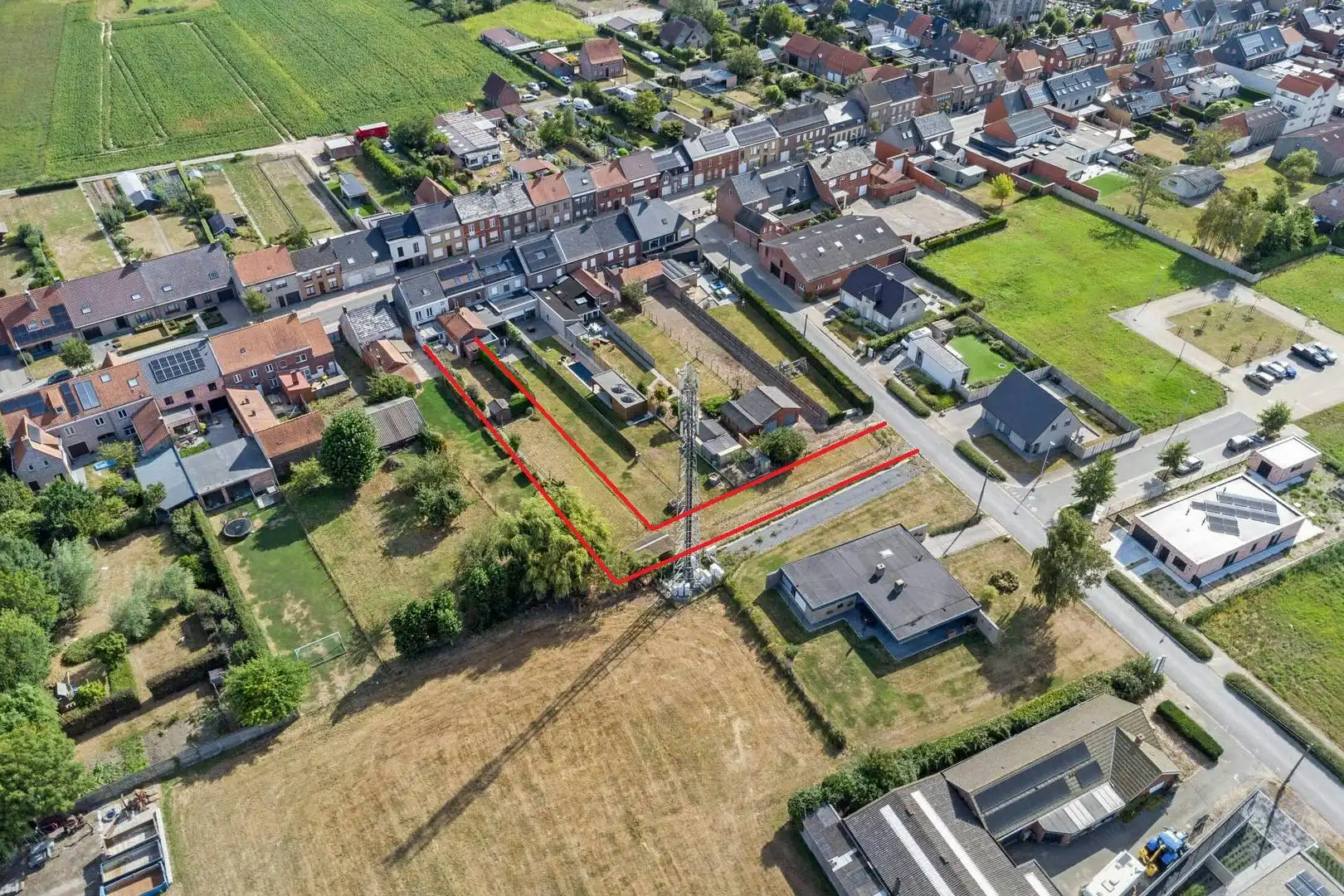 Hoofdfoto van de publicatie: Karaktervol huis met zonnige tuin, 3 slaapkamers én garage met uitweg