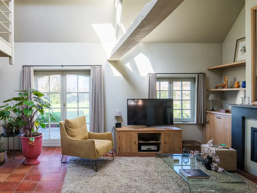 Karaktervolle hoeve met 5 slaapkamers en 4 badkamers, discreet gelegen op de tweede bouwlijn in een groene omgeving. foto 4