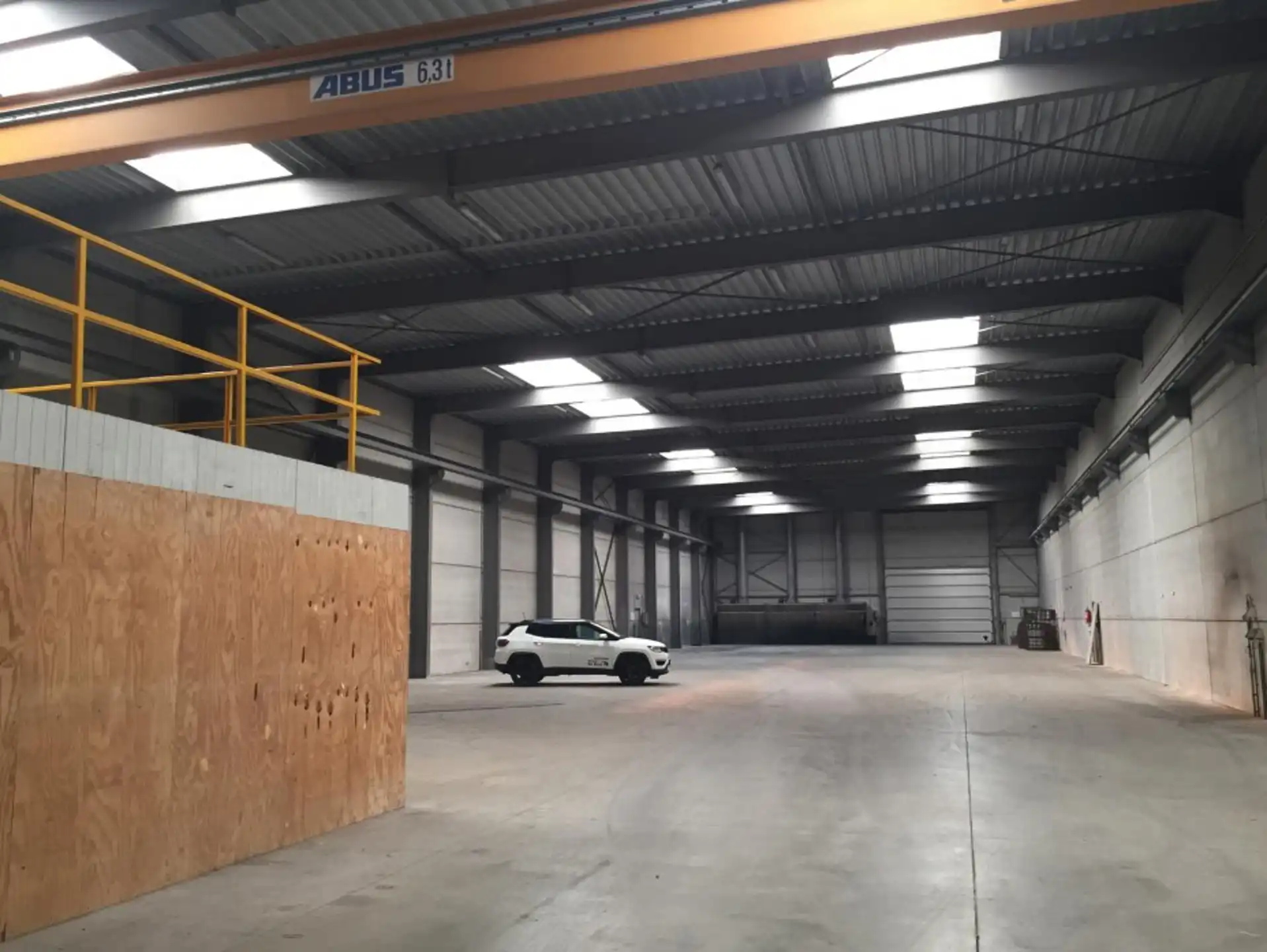 Magazijn 1.375m², hoogte 8m en kantoor 290m² en parking 9 pl foto 9