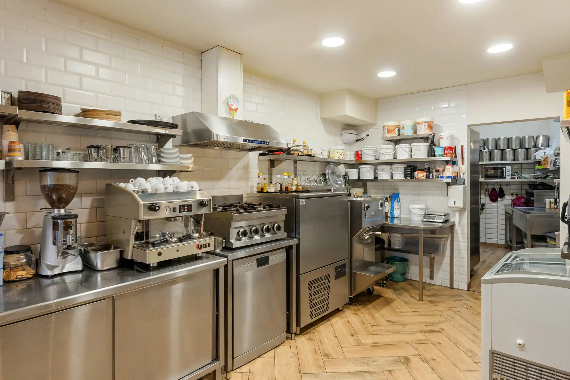 Karaktervol handelspand met gerenommeerd ijssalon en B&B foto 12